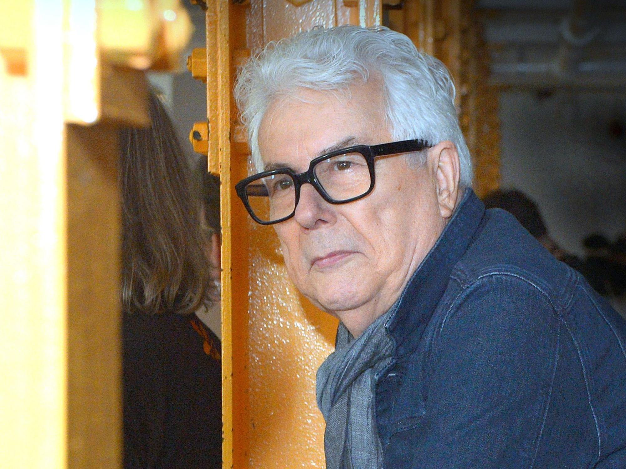 Autor Ken Follett bei Recherchen in der Quarry Bank Mill