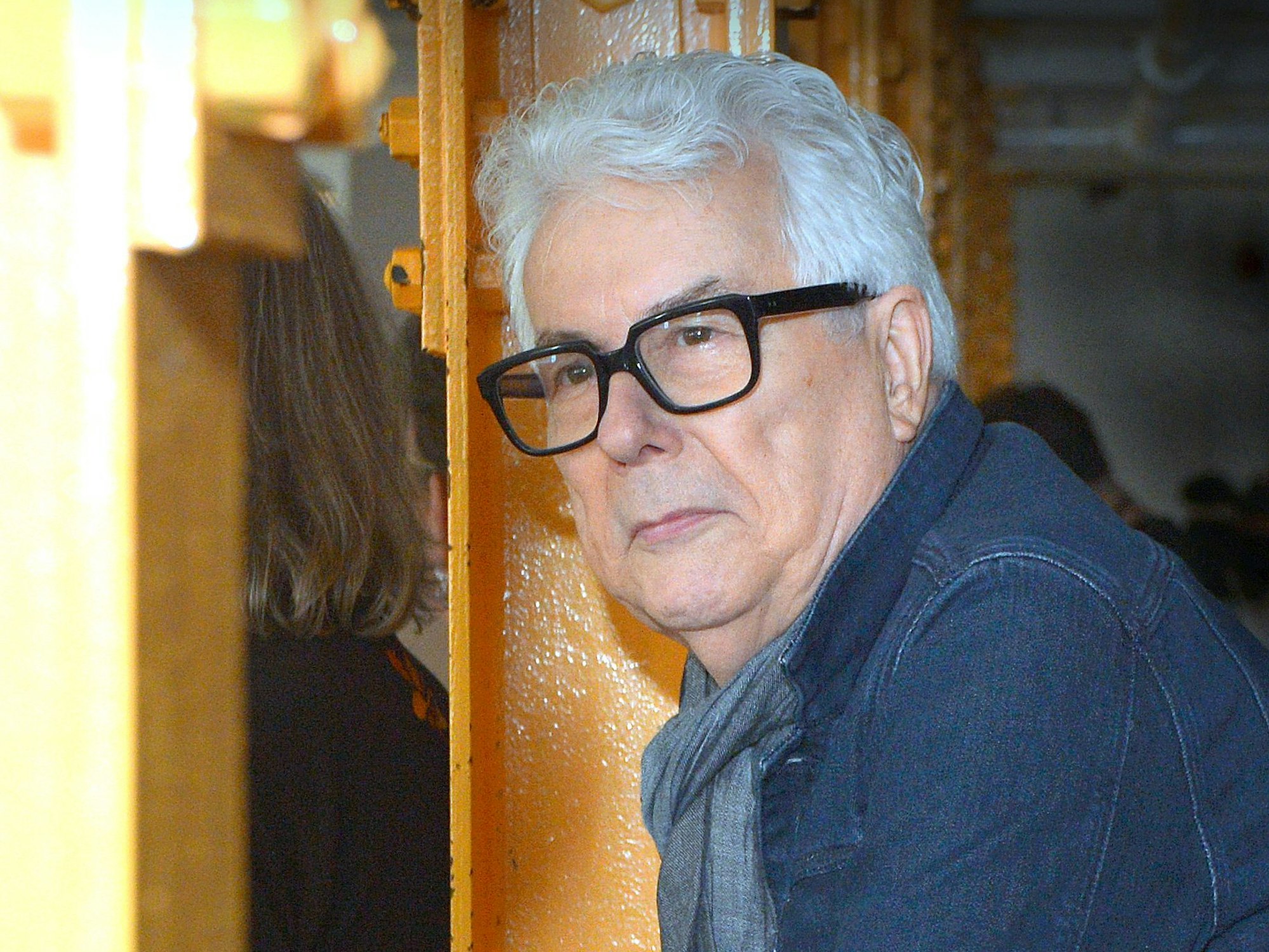 Autor Ken Follett bei Recherchen in der Quarry Bank Mill