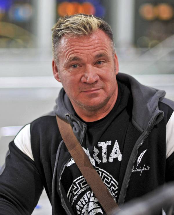 Peter Klein anlässlich der Abreise der Kandidaten der RTL-Sendung „Ich bin ein Star - holt mich hier raus“ zum Dschungel-Camp 2022 in Südafrika am 9. Januar 2022 auf dem Flughafen Frankfurt am Main.