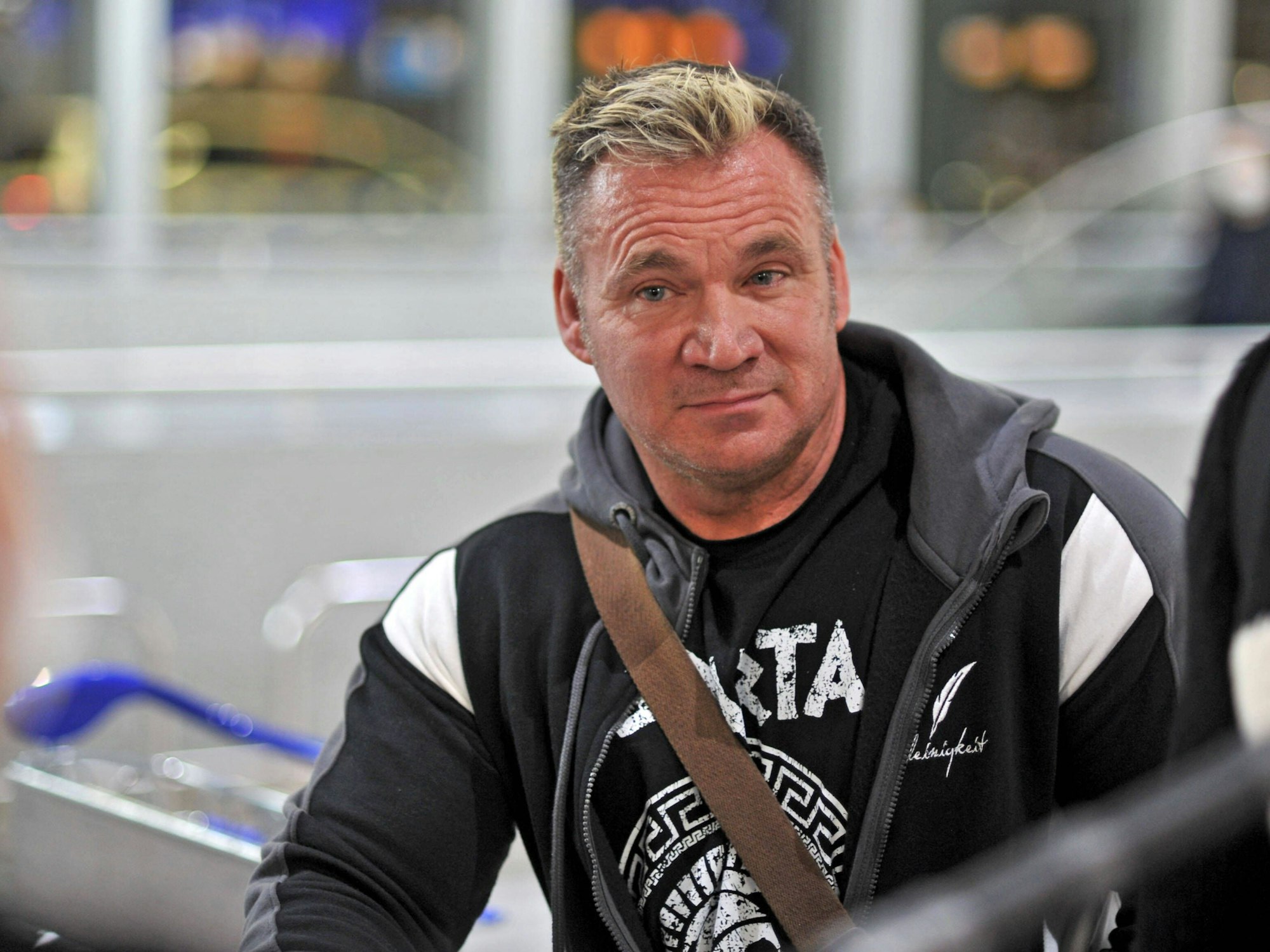 Peter Klein anlässlich der Abreise der Kandidaten der RTL-Sendung „Ich bin ein Star - holt mich hier raus“ zum Dschungel-Camp 2022 in Südafrika am 9. Januar 2022 auf dem Flughafen Frankfurt am Main.