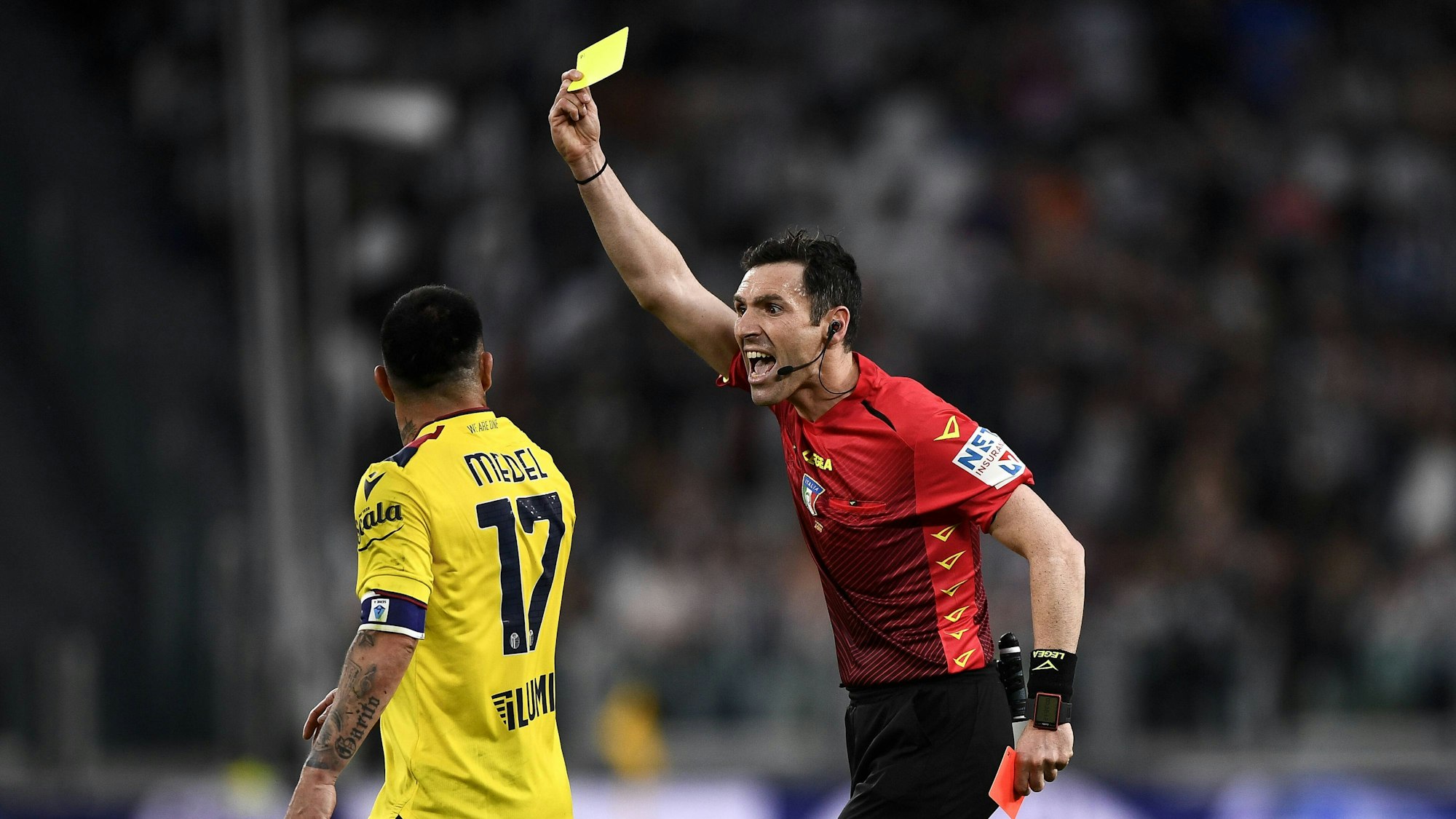 Schiedsrichter Juan Luca Sacchi zeigt Gary Medel die Gelbe Karte.