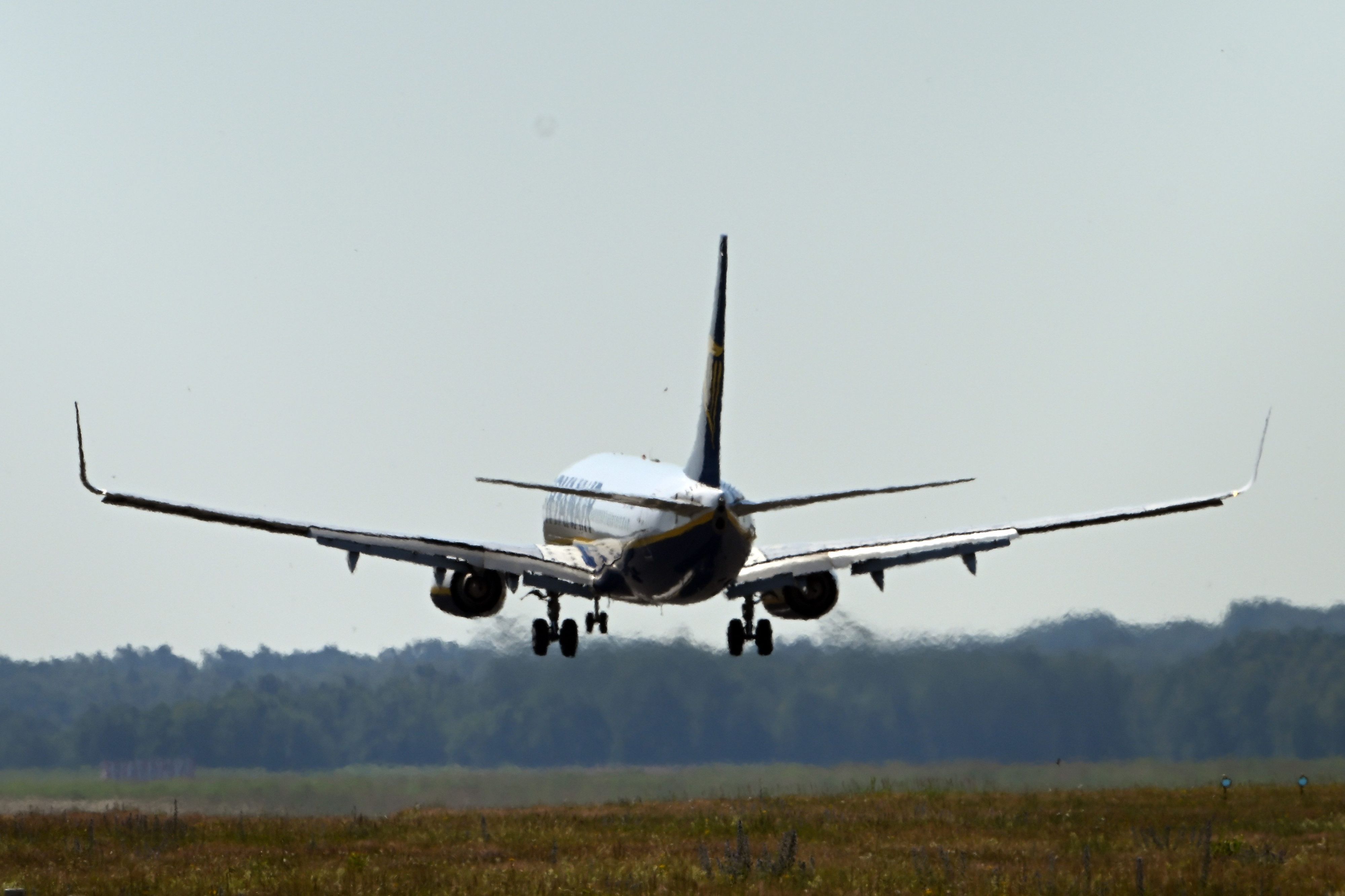 Eine Boeing B737 landet auf dem Konrad-Adenauer-Flughafen Köln-Bonn.