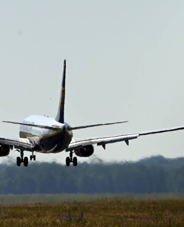 Eine Boeing B737 landet auf dem Konrad-Adenauer-Flughafen Köln-Bonn.