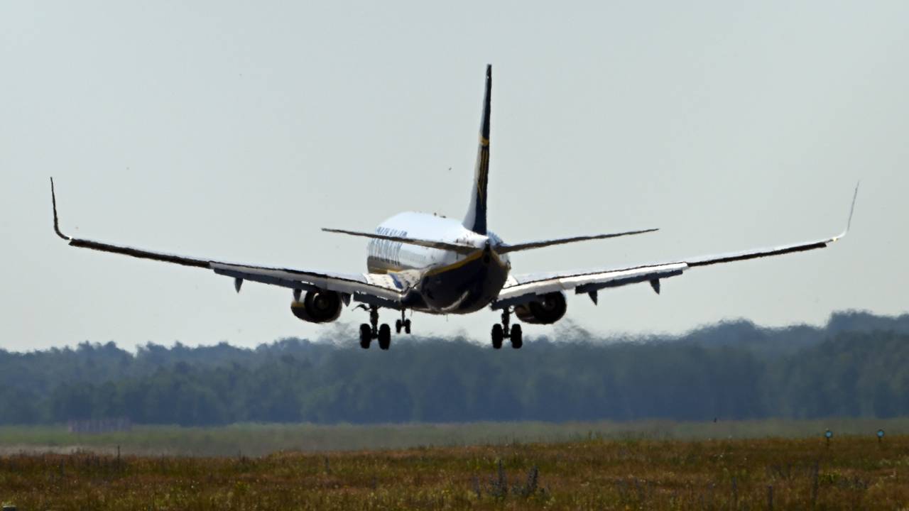 Eine Boeing B737 landet auf dem Konrad-Adenauer-Flughafen Köln-Bonn.