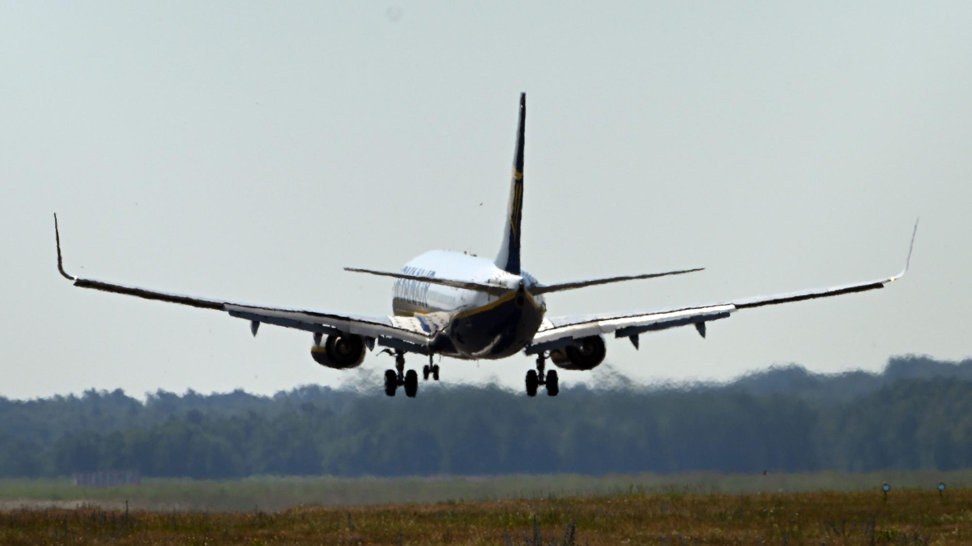 Eine Boeing B737 landet auf dem Konrad-Adenauer-Flughafen Köln-Bonn.