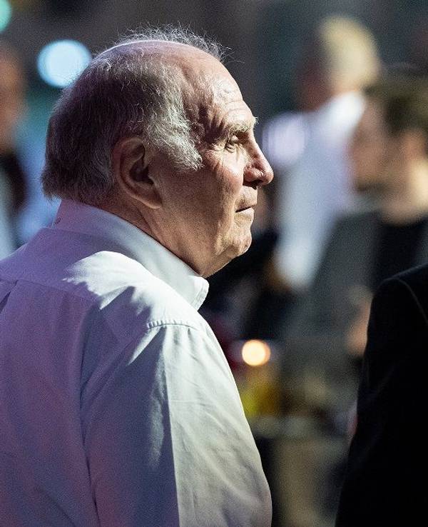 Uli Hoeneß schaut zur Seite.