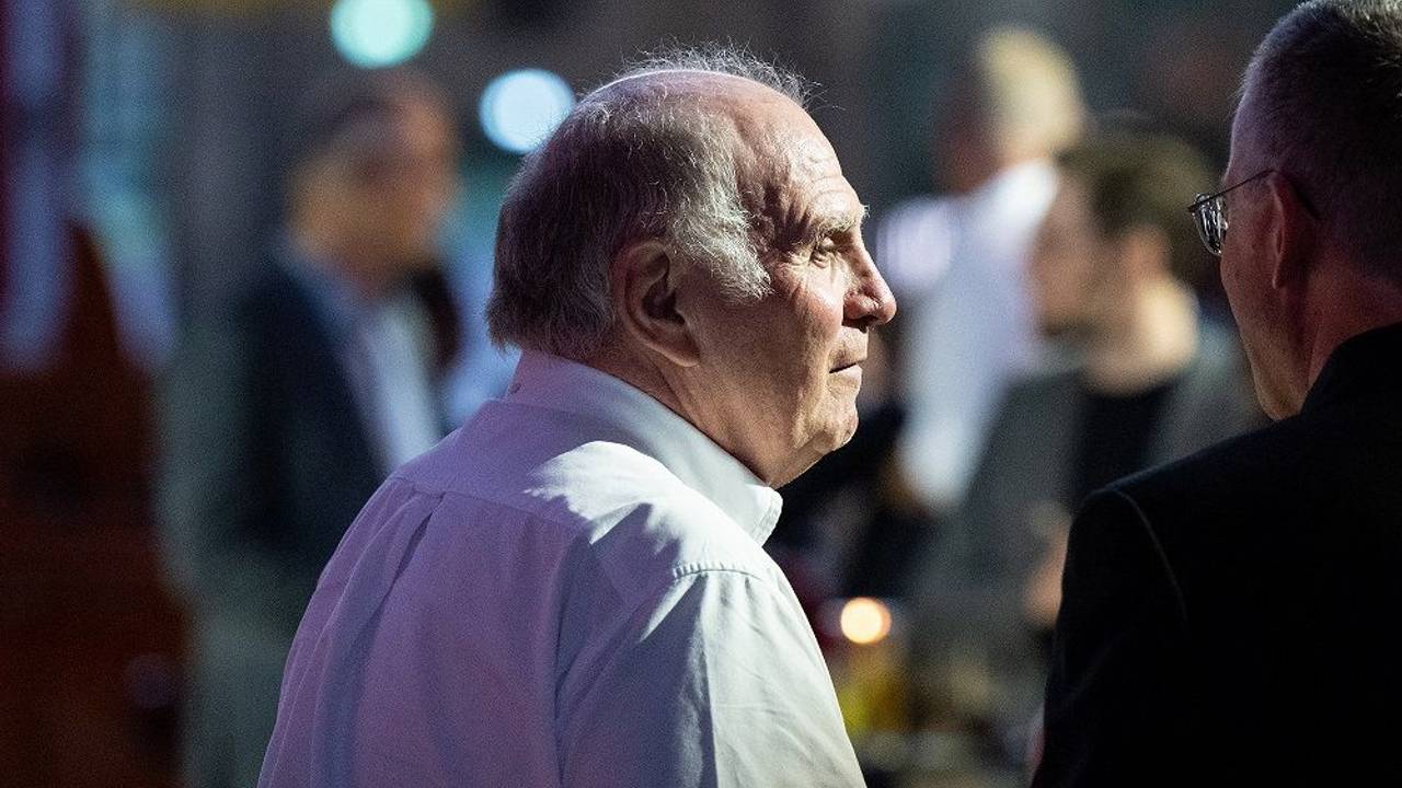 Uli Hoeneß schaut zur Seite.