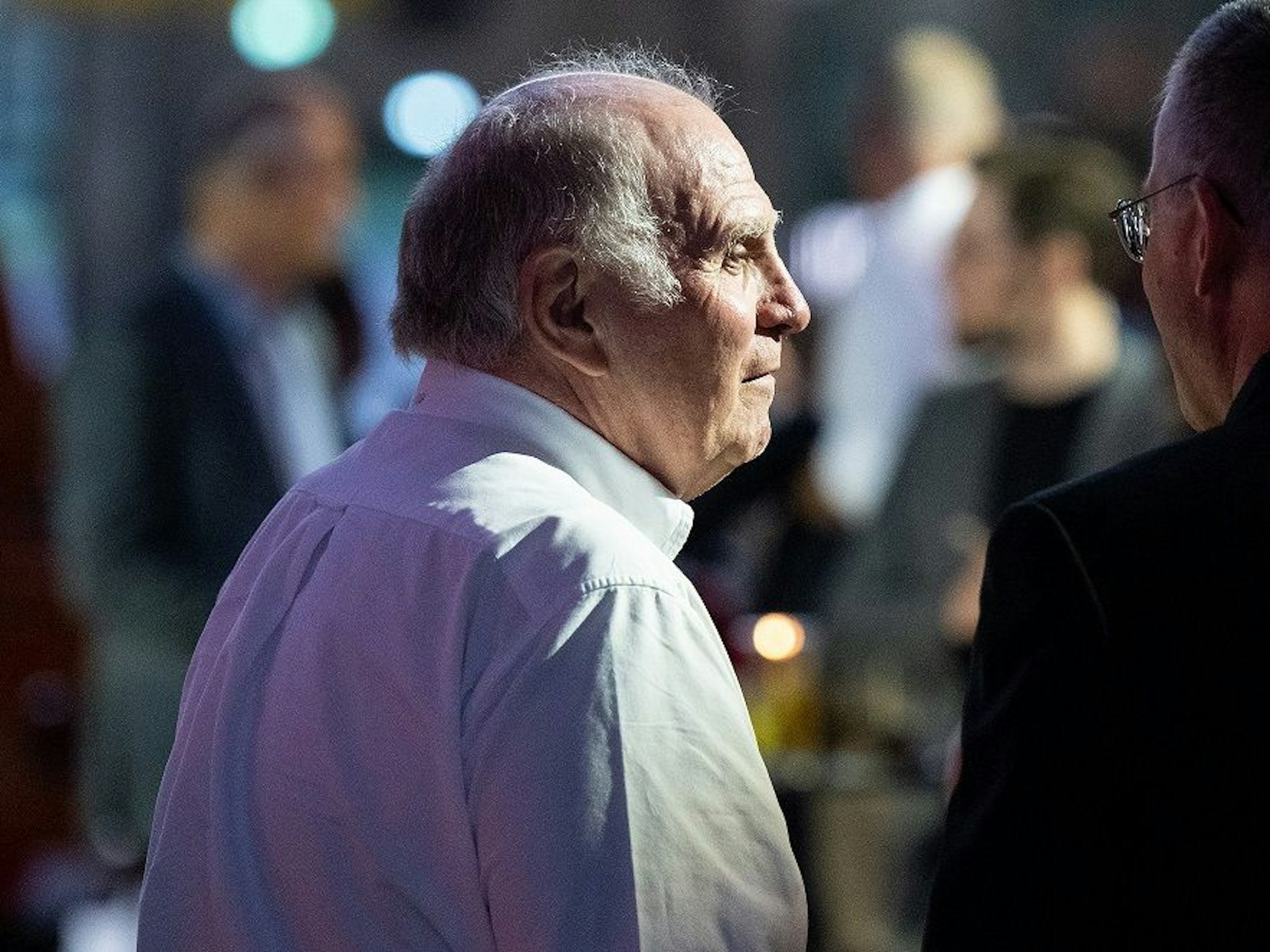 Uli Hoeneß schaut zur Seite.