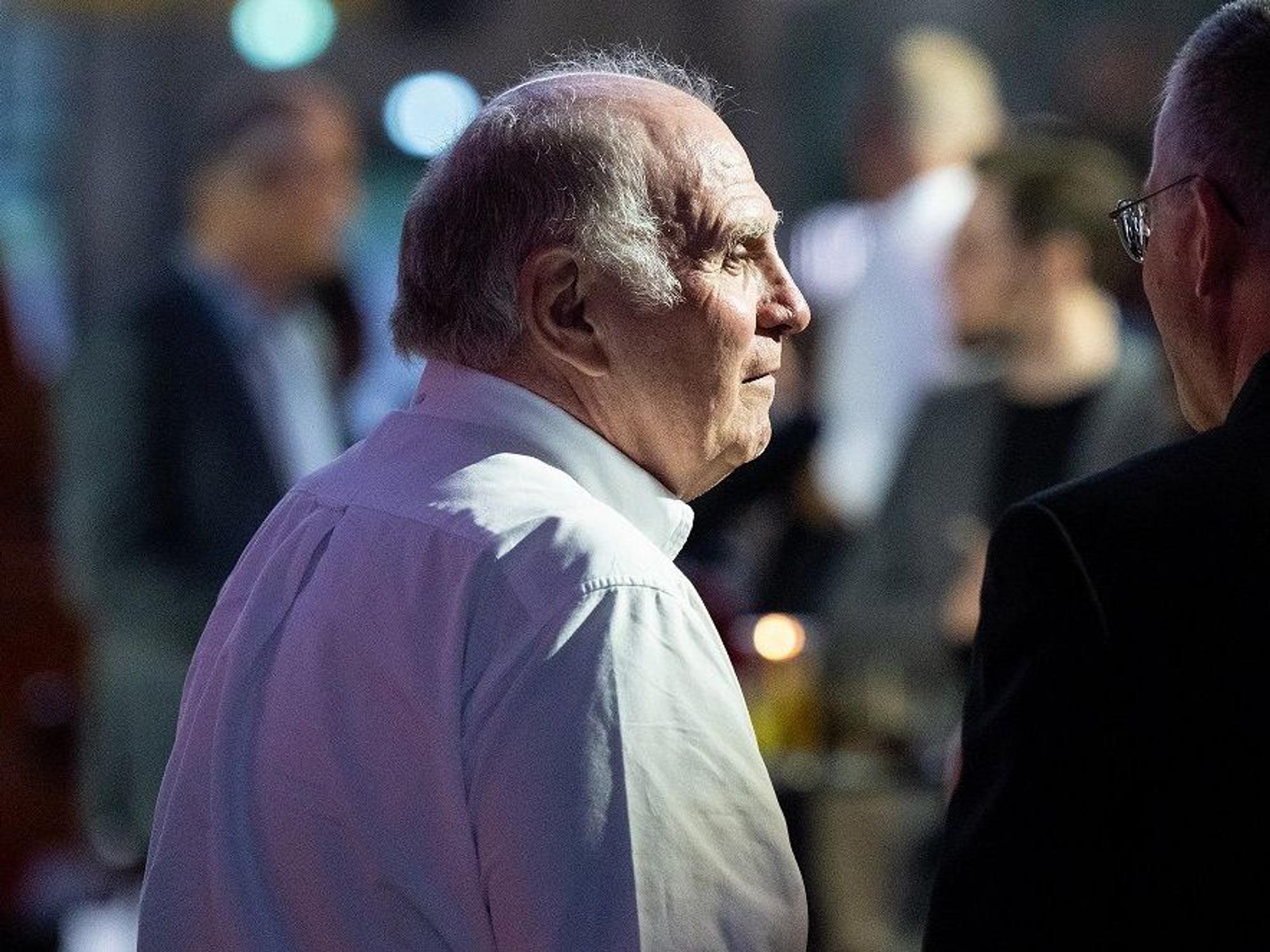 Uli Hoeneß schaut zur Seite.