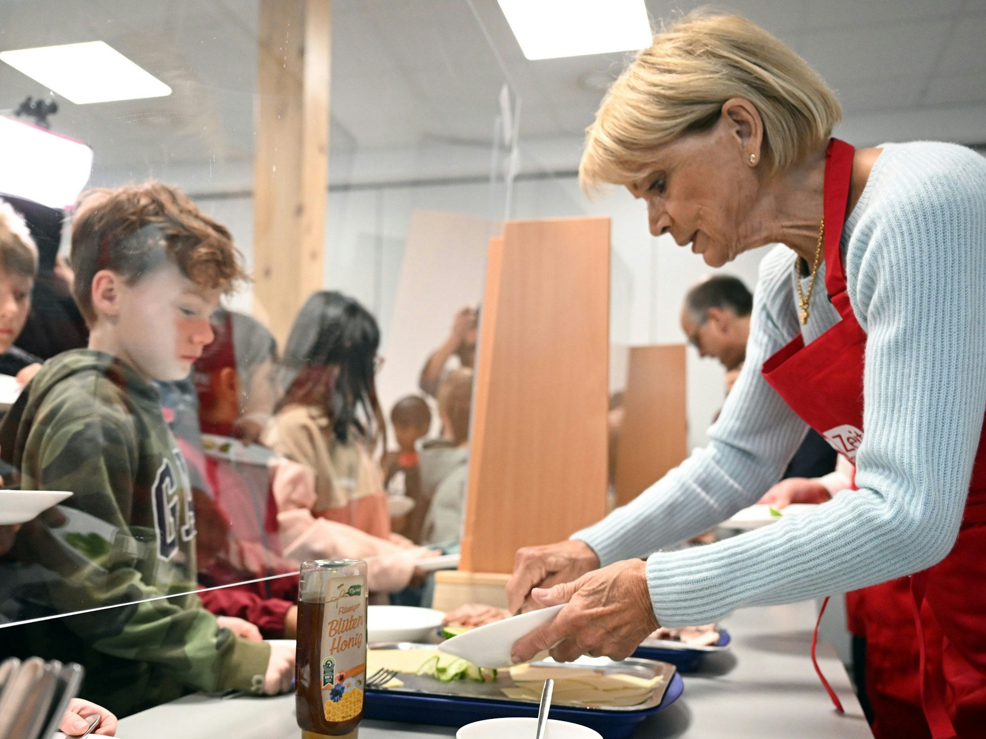 Uschi Glas gibt bei "brotZeit" Frühstück an Kinder aus.