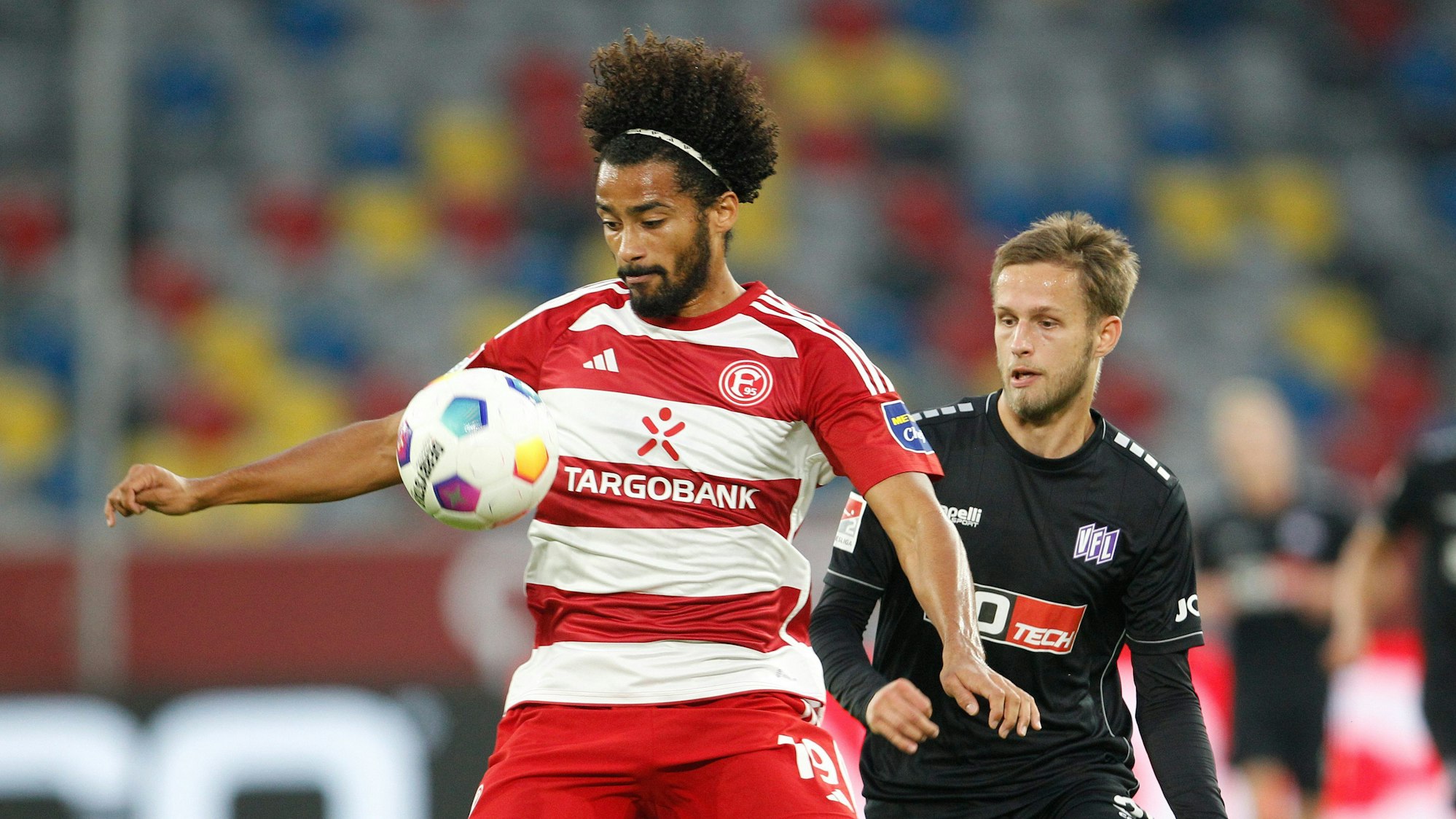 Fortuna Düsseldorfs Emmanuel Iyoha im Zweikampf mit Osnabrücks Jannes Wulff.