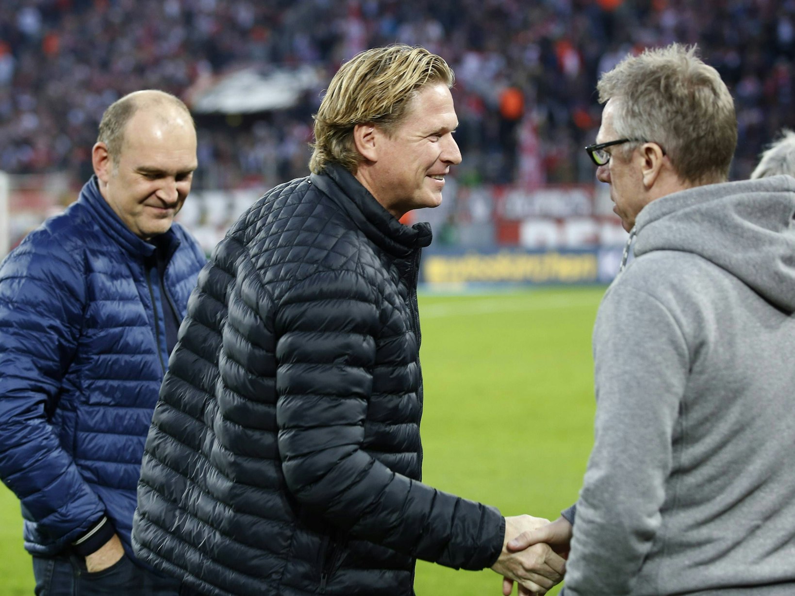 Markus Gisdol schüttelt Peter Stöger die Hand.