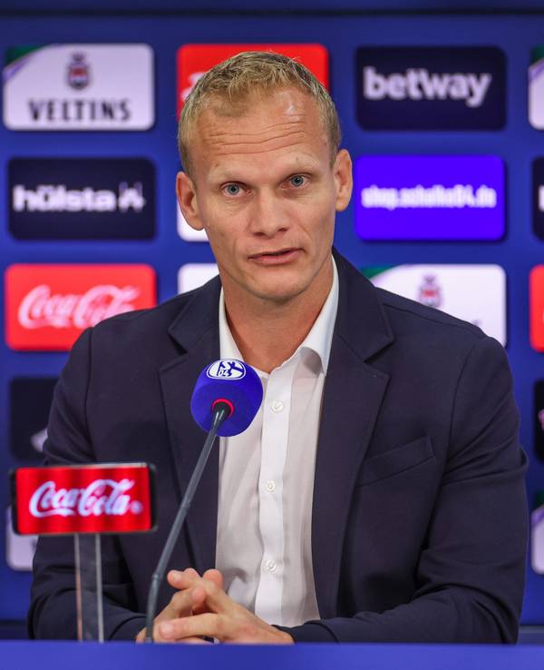 Schalkes neuer Trainer Karel Geraerts spricht auf einer Pressekonferenz.
