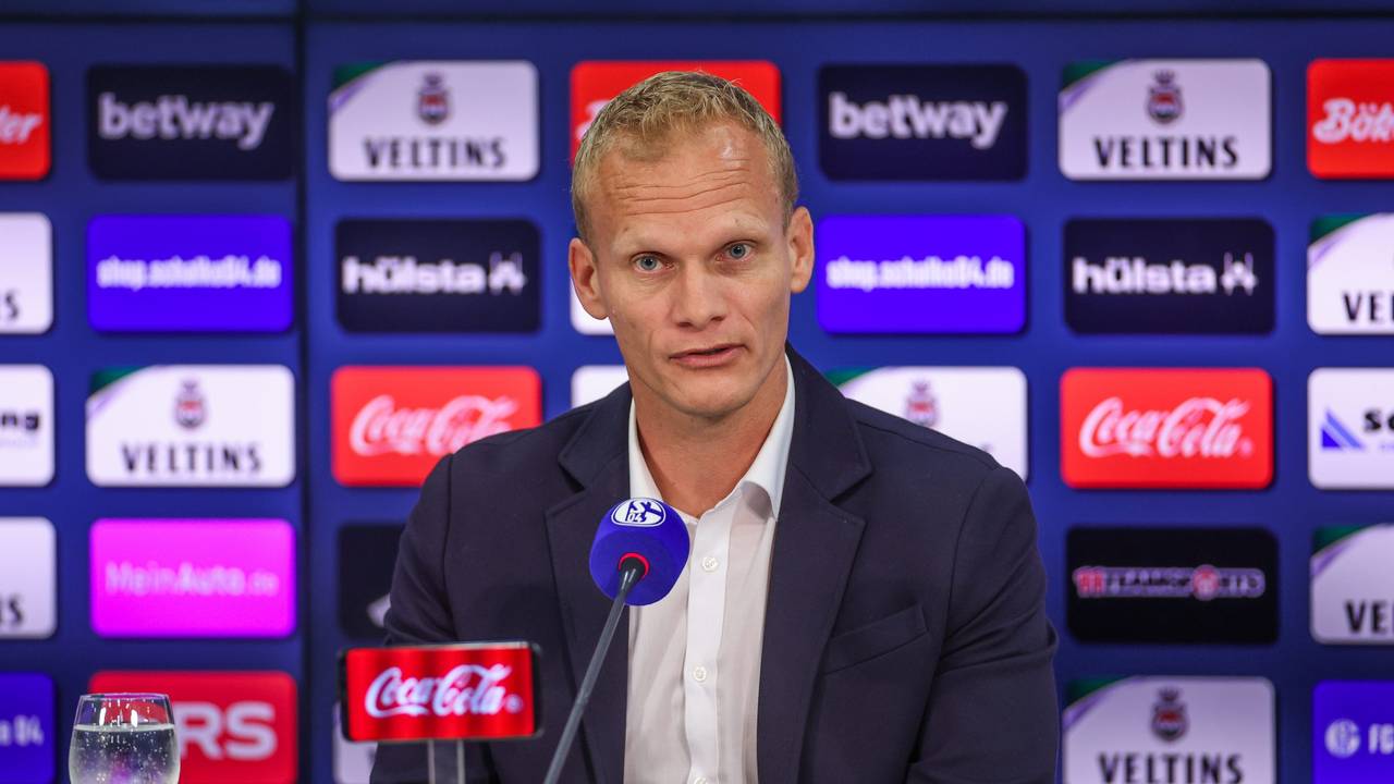 Schalkes neuer Trainer Karel Geraerts spricht auf einer Pressekonferenz.
