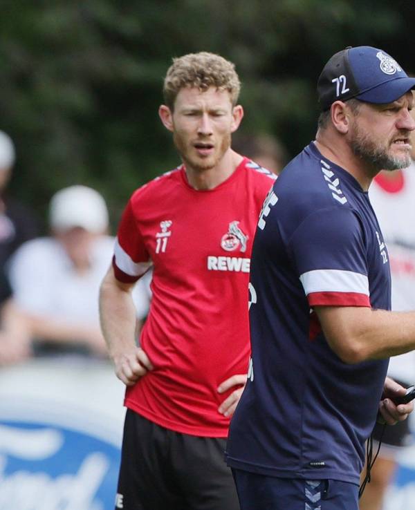 Steffen Baumgart gestikuliert beim 1. FC Köln auf dem Trainingsplatz.