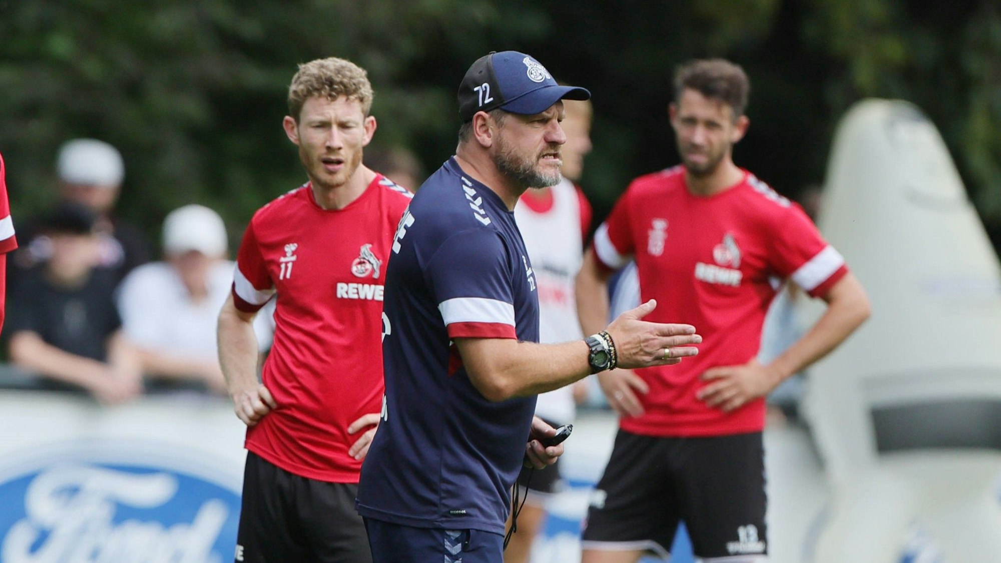 Steffen Baumgart gestikuliert beim 1. FC Köln auf dem Trainingsplatz.