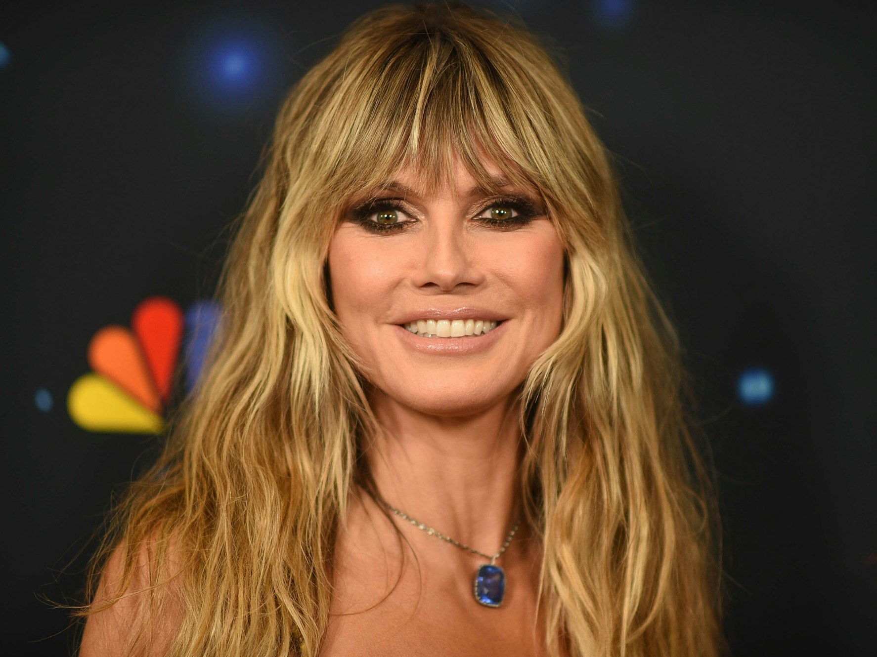 Heidi Köum grinst in die Kamera.