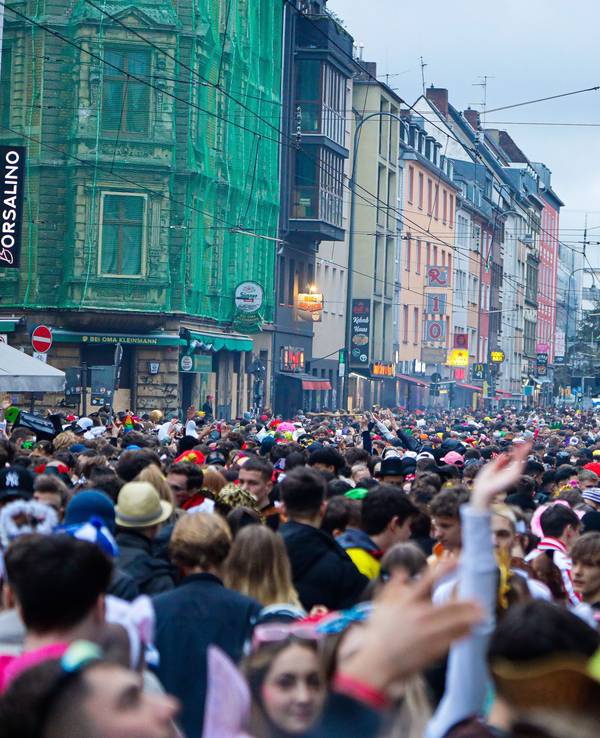 Jecke feiern Karneval auf der Zülpicher Straße.