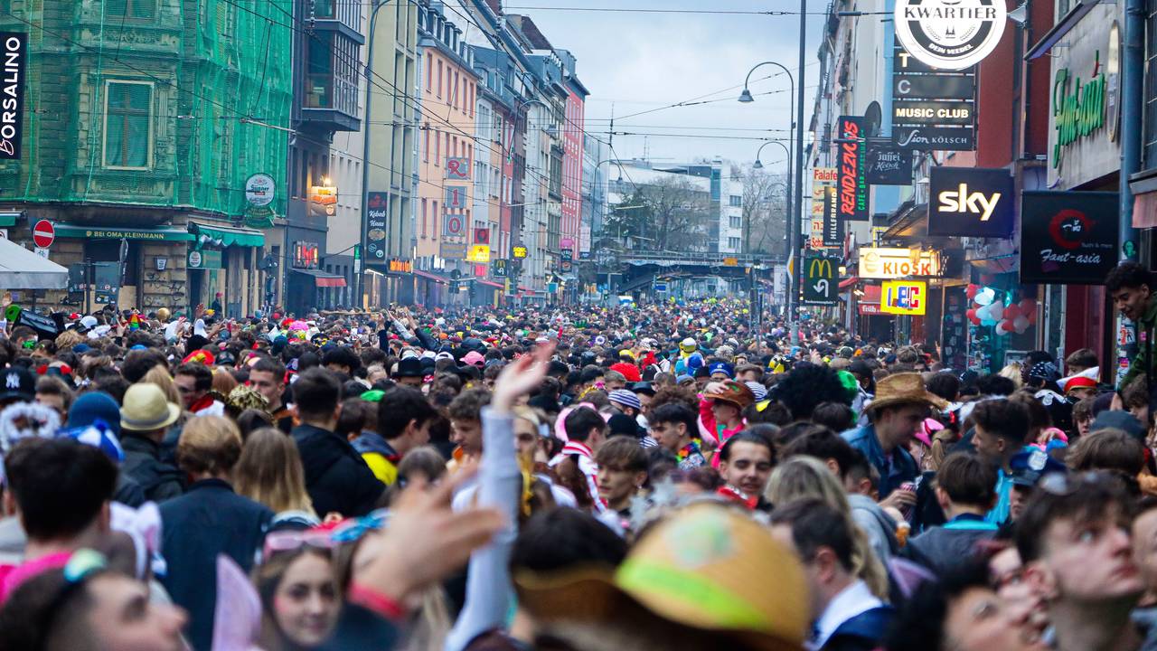 Jecke feiern Karneval auf der Zülpicher Straße.