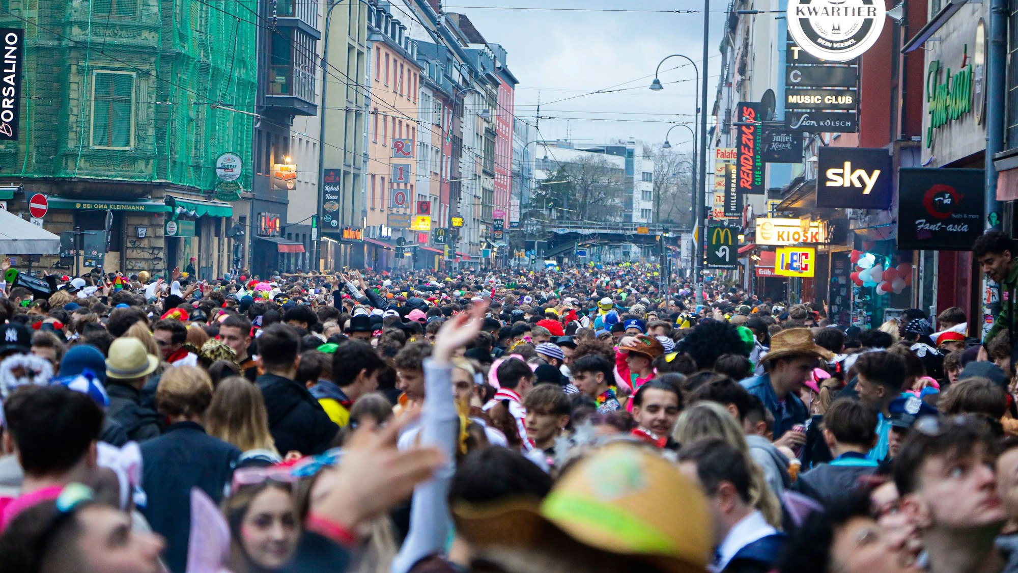 Die Zülpicher Straße an Karneval.