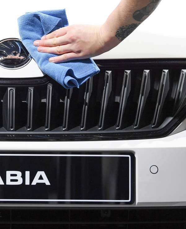 Die Motorhaube eines Skoda Fabia Monte Carlos auf der Internationalen Automobil-Ausstellung (IAA) in Frankfurt am Main (Hessen) am Stand von Skoda poliert.
