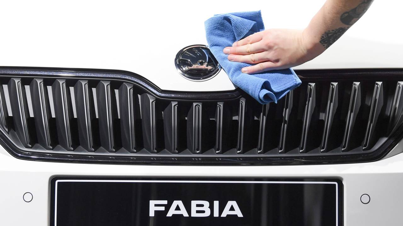 Die Motorhaube eines Skoda Fabia Monte Carlos auf der Internationalen Automobil-Ausstellung (IAA) in Frankfurt am Main (Hessen) am Stand von Skoda poliert.