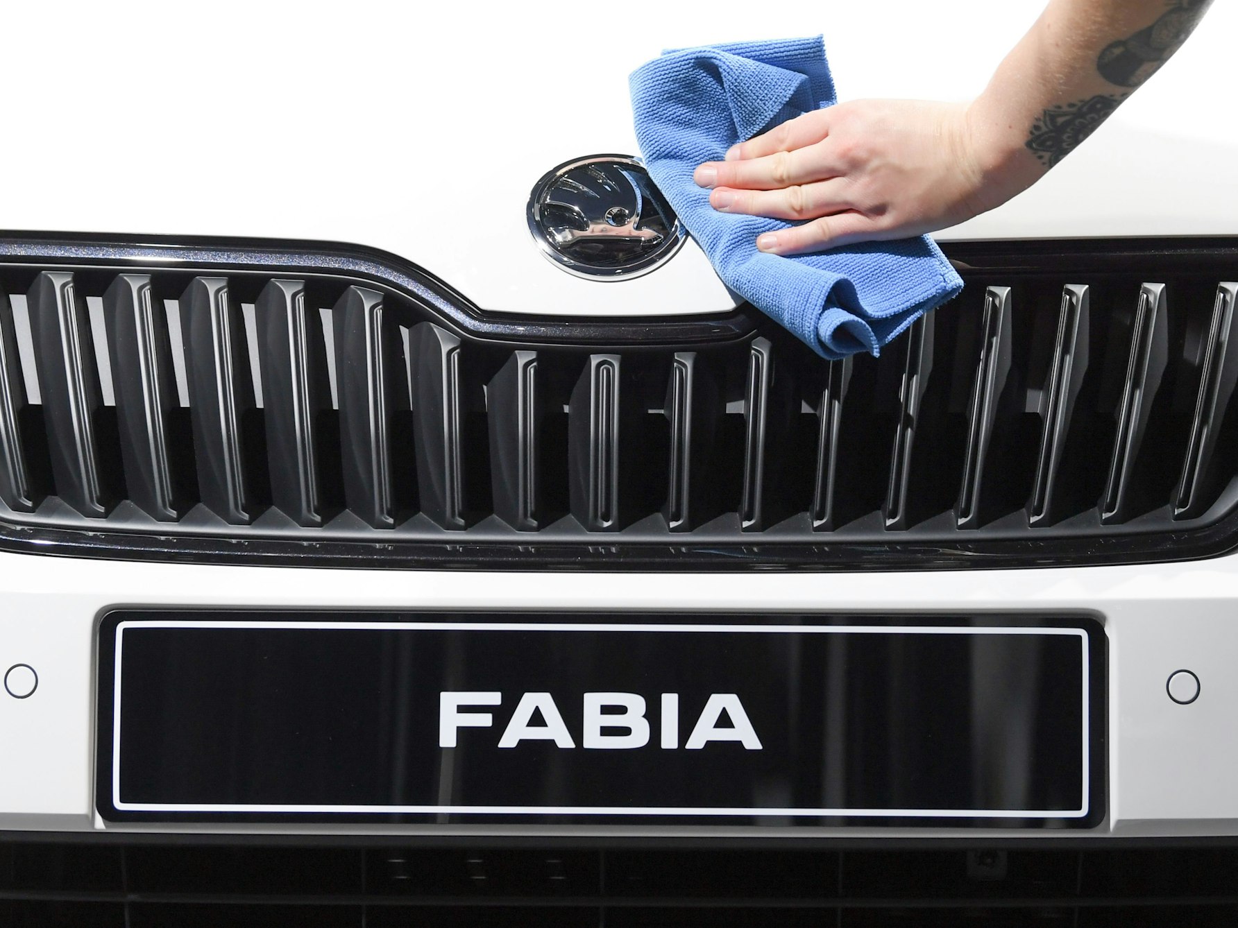 Die Motorhaube eines Skoda Fabia Monte Carlos auf der Internationalen Automobil-Ausstellung (IAA) in Frankfurt am Main (Hessen) am Stand von Skoda poliert.