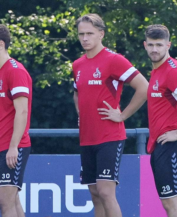 Während die fitten FC-Profis um Keeper Marvin Schwäbe (l.) trainieren, schuften Noah Katterbach, Mathias Olesen und Jan Thielmann (v.l.n.r.) abseits des Balls für ihre Rückkehr.