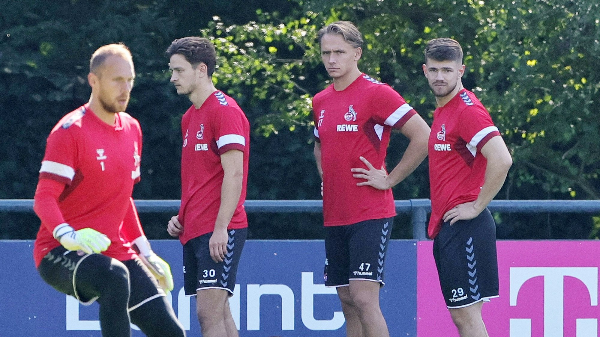 Während die fitten FC-Profis um Keeper Marvin Schwäbe (l.) trainieren, schuften Noah Katterbach, Mathias Olesen und Jan Thielmann (v.l.n.r.) abseits des Balls für ihre Rückkehr.