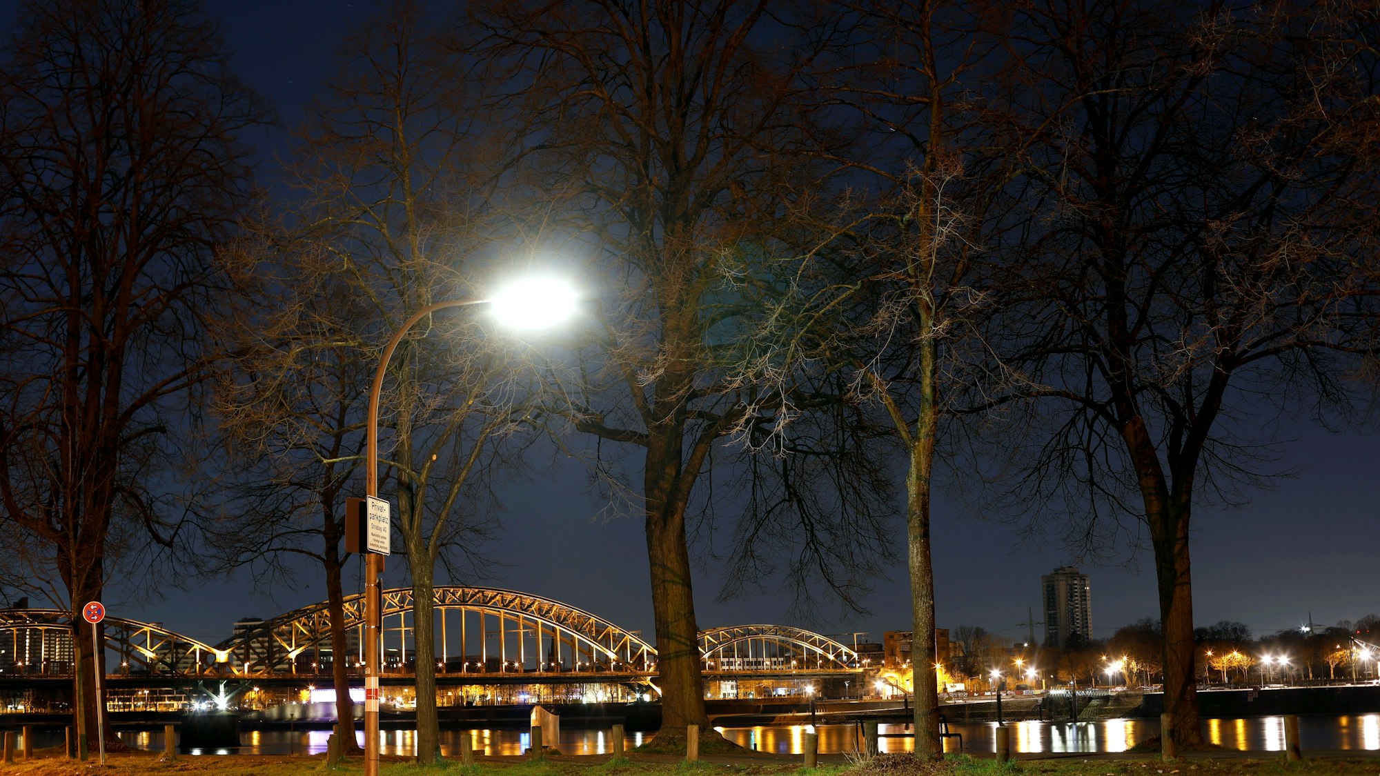 Die Kölner Südbrücke bei Nacht.