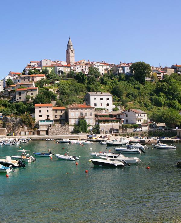Vrbnik an der Ostküste der Insel Krk in Kroatien