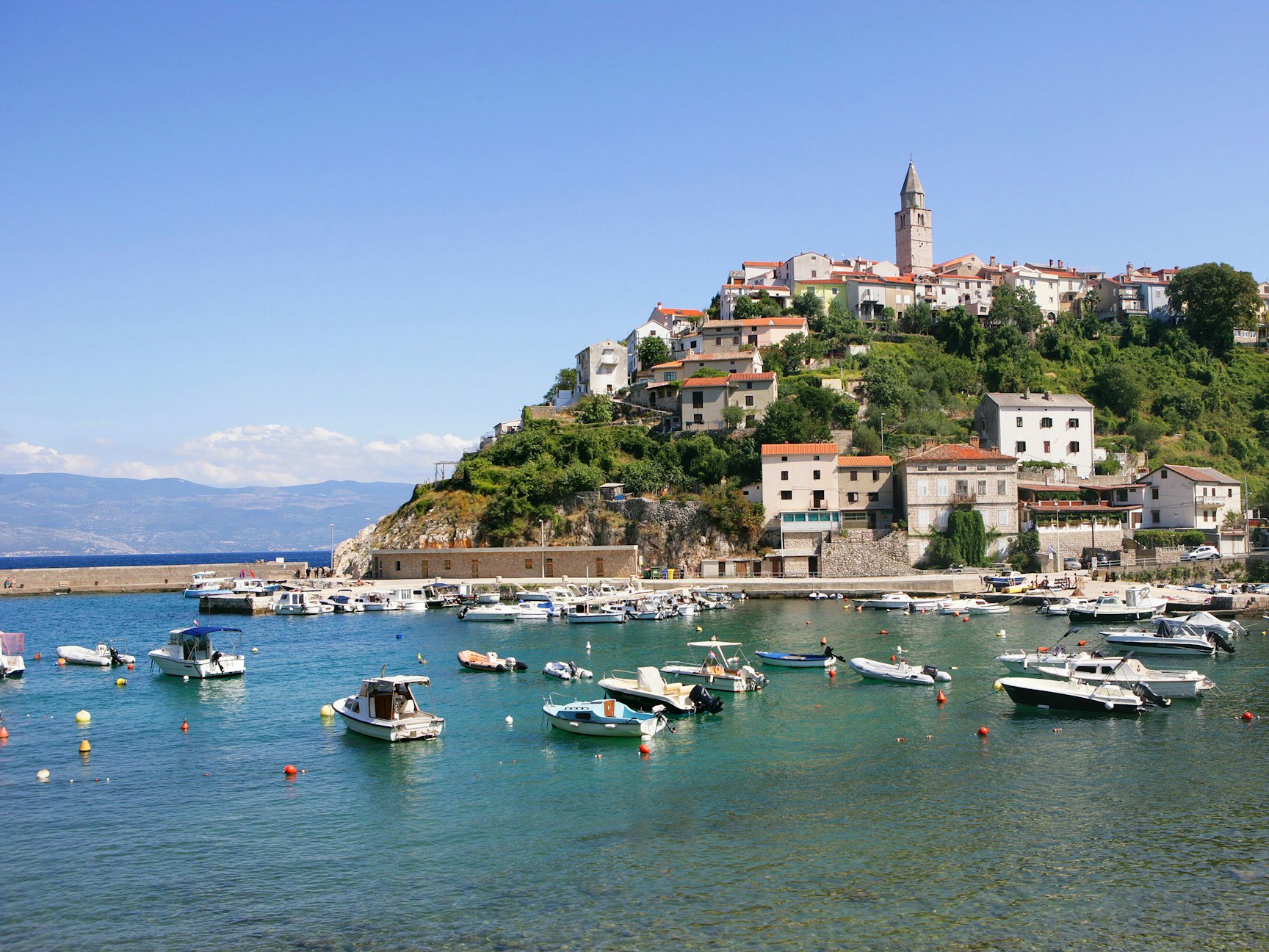 Vrbnik an der Ostküste der Insel Krk in Kroatien