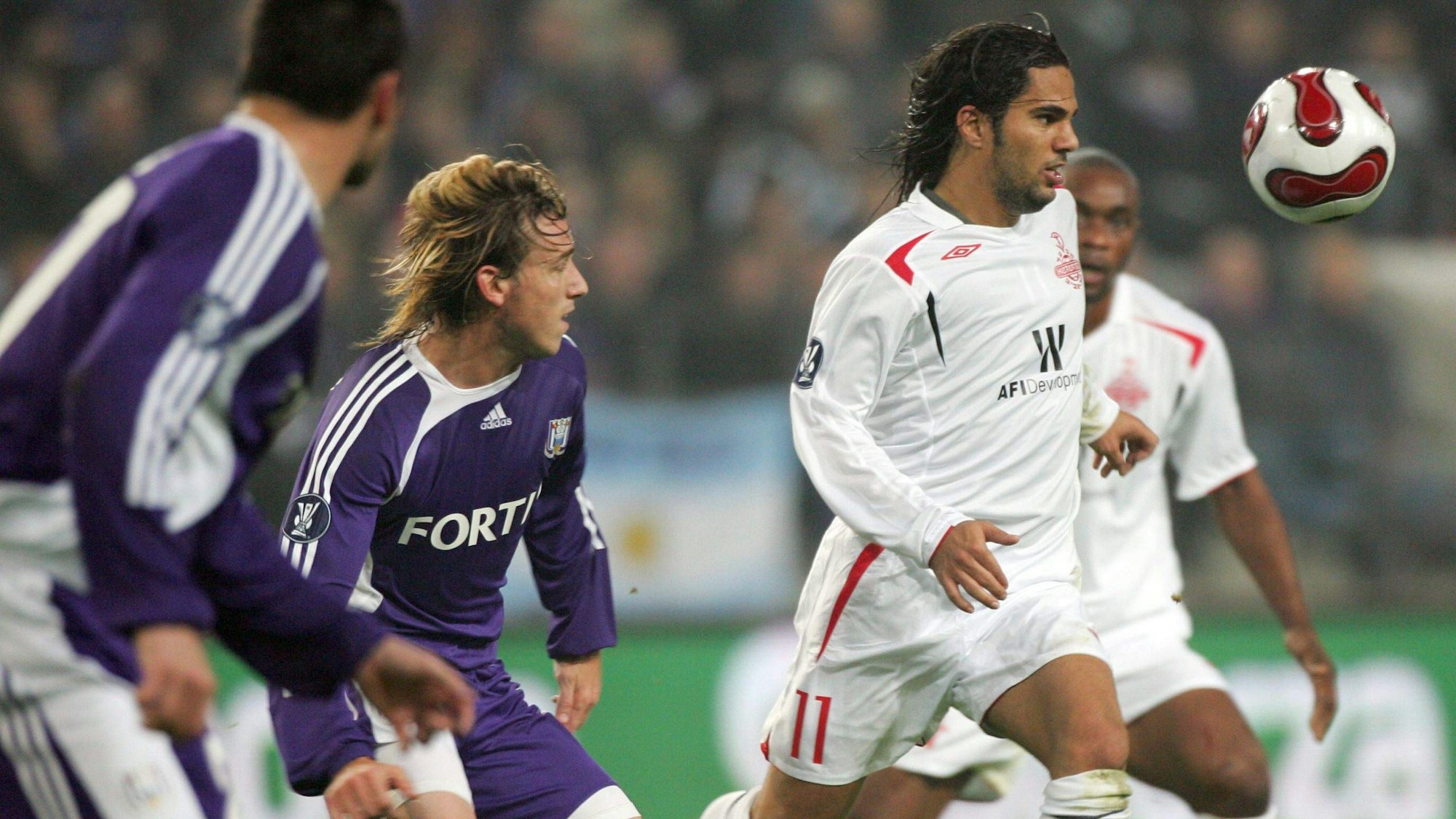 Lior Asulin (r.) bei einem Spiel von Hapoel Tel Aviv gegen den RSC Anderlecht im Duell um den Ball mit Lucas Biglia.