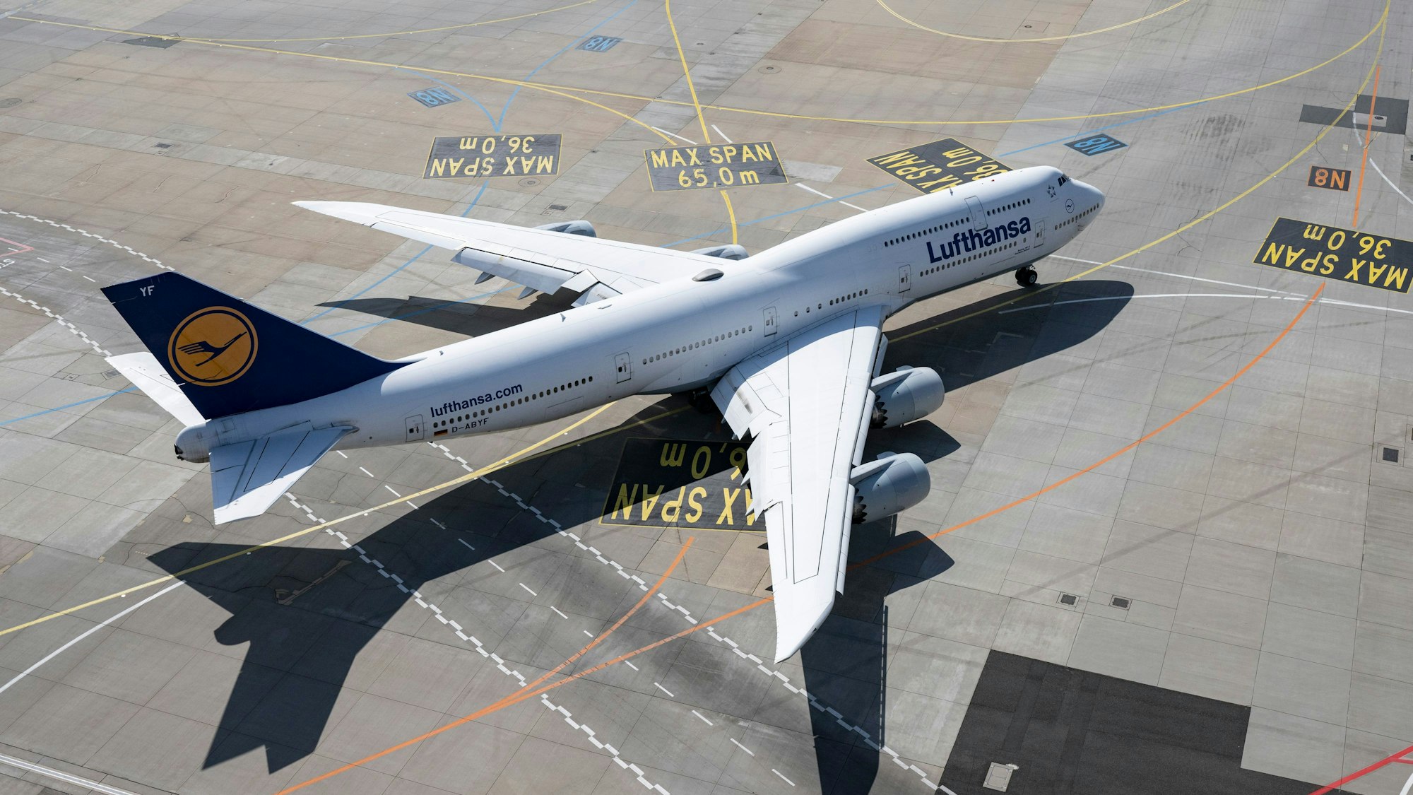 Auf dem Foto sieht man eine Boeing-747 der Lufthansa, die auf dem Flughafen Frankfurt zu ihrer Startposition rollt.
