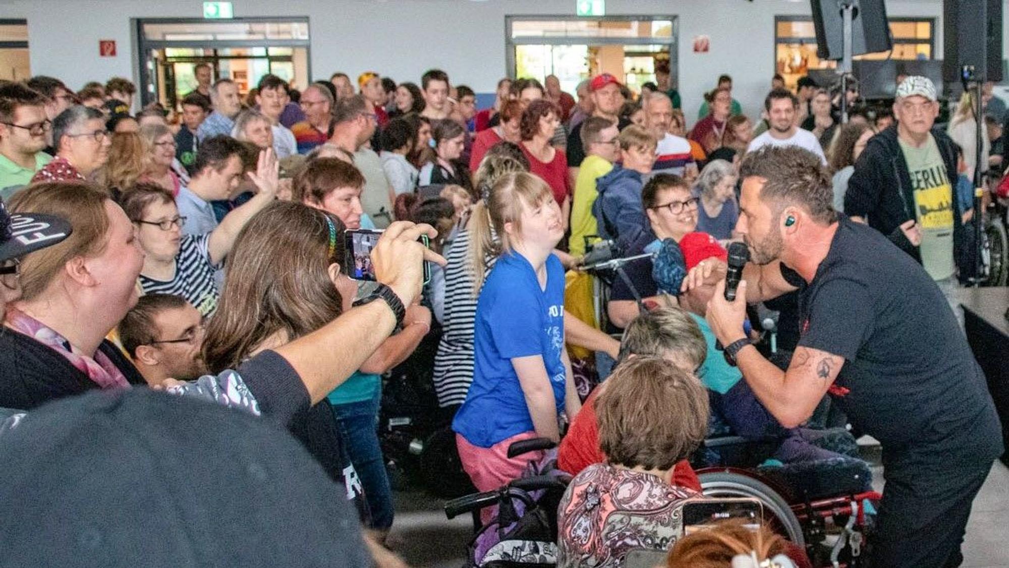 Die Räuber geben ein Konzert für Mitarbeitende der Lebenshilfe.