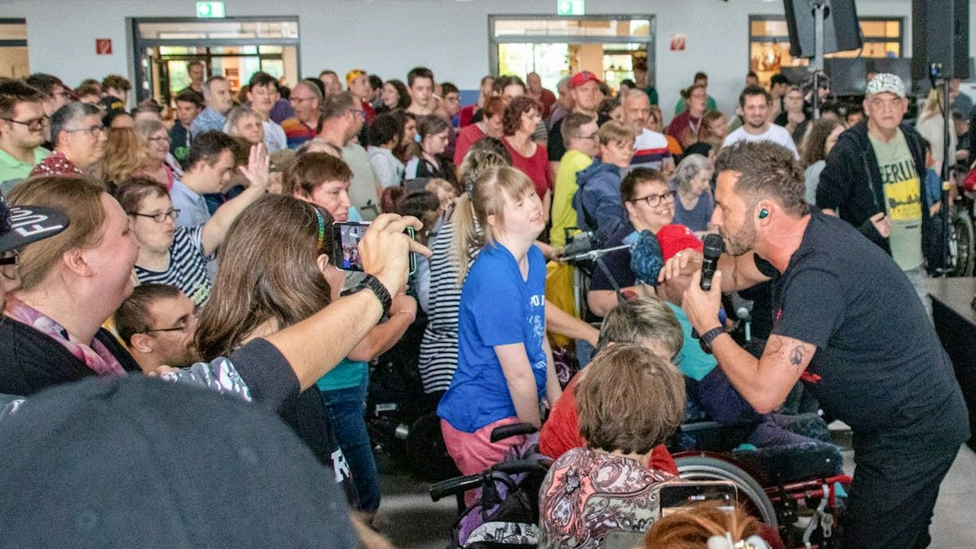 Die Räuber geben ein Konzert für Mitarbeitende der Lebenshilfe.