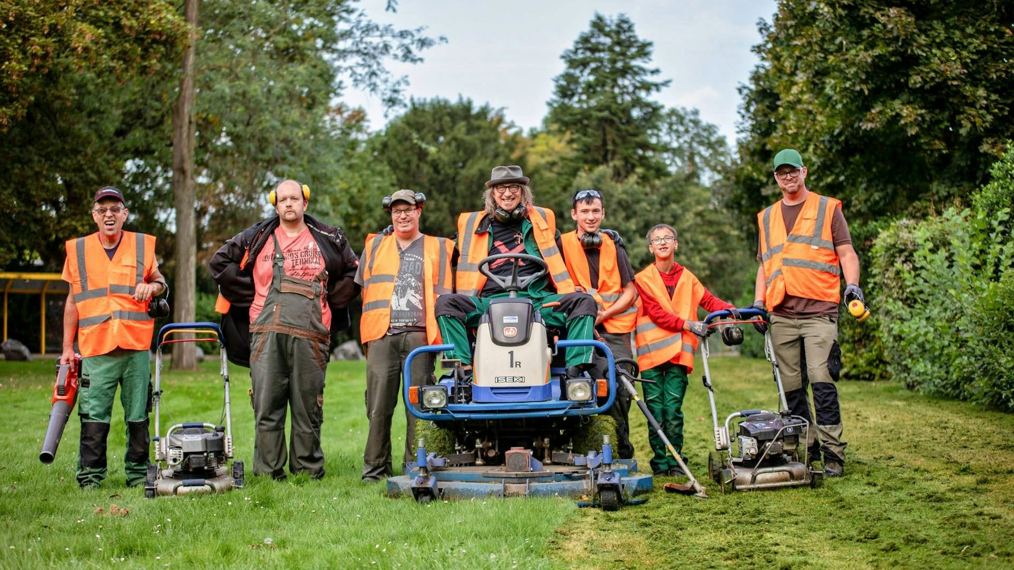 Räuber-Gitarrist „Der Schrader“ sitzt auf einem Rasenmäher.