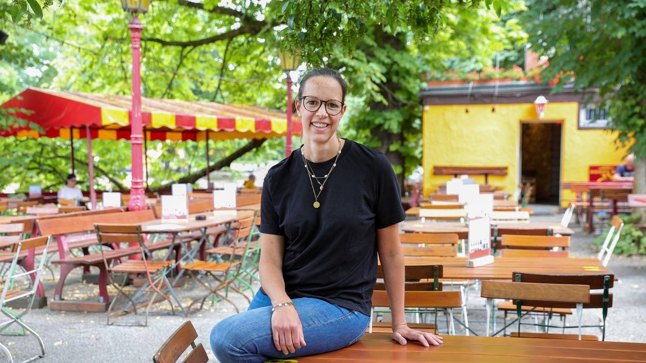 Hellers Chefin Anna Heller sitzt auf einem Tisch im Biergarten am Volksgarten.