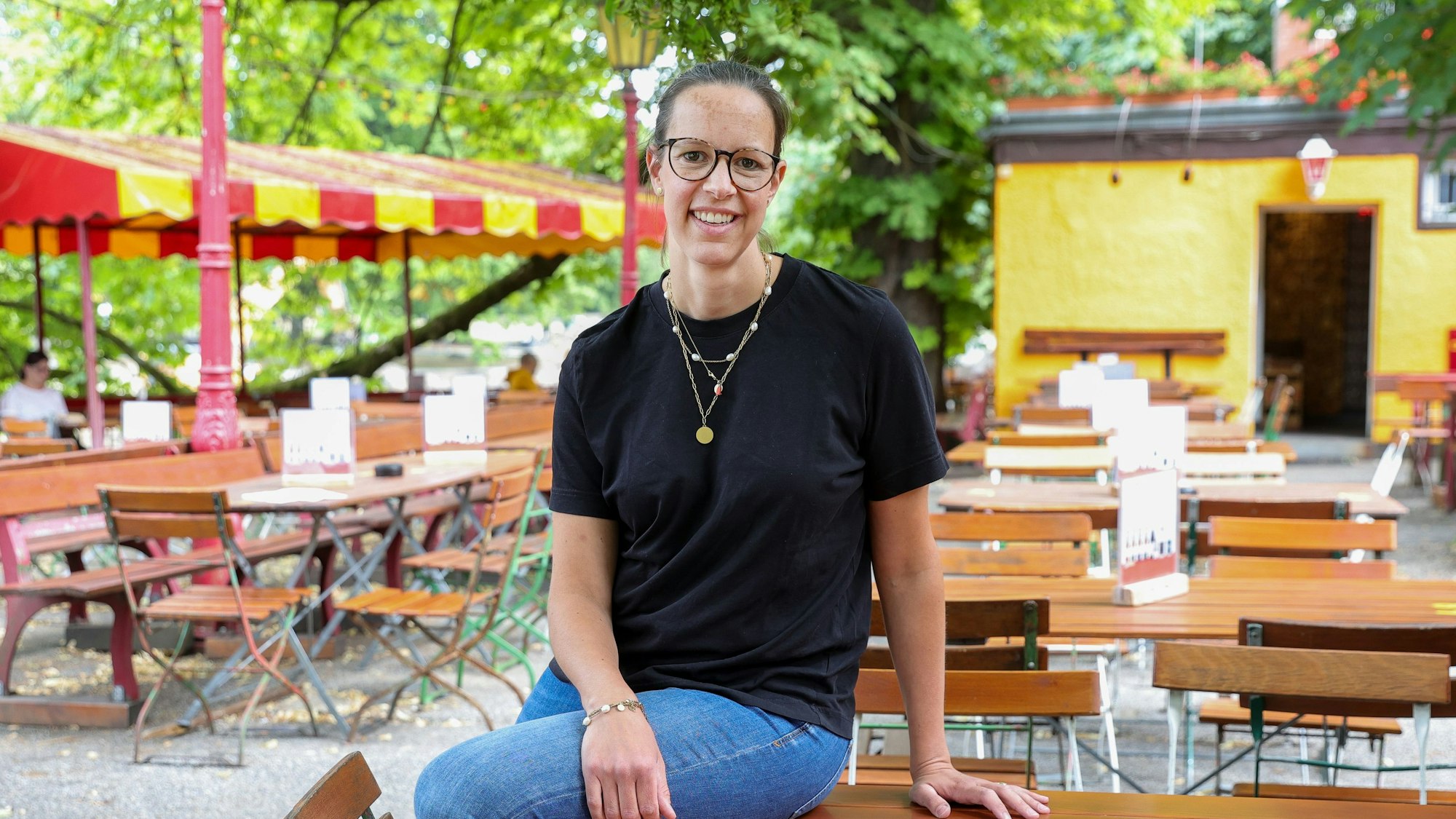 Hellers-Chefin Anna Heller im Biergarten im Volksgarten