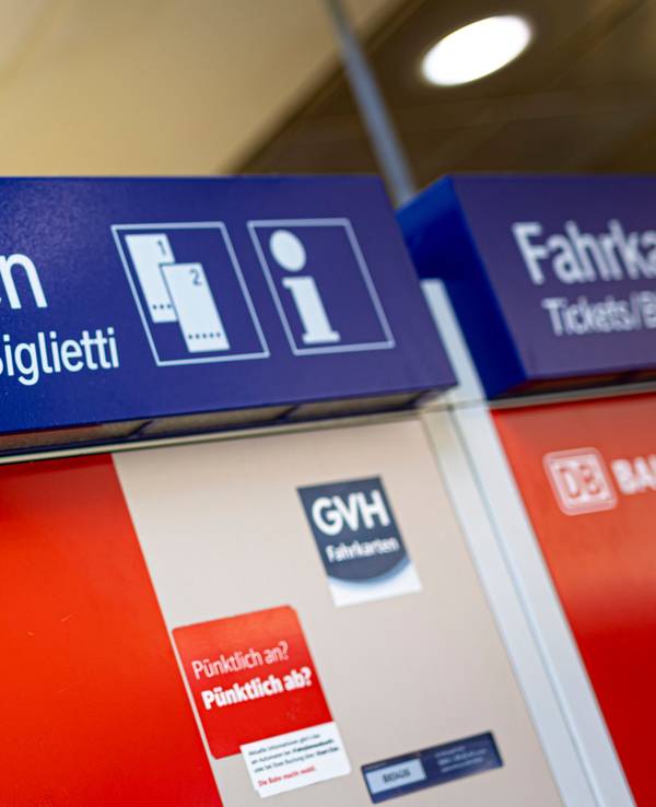 Ein Fahrkartenautomat der Deutschen Bahn steht im Hauptbahnhof.