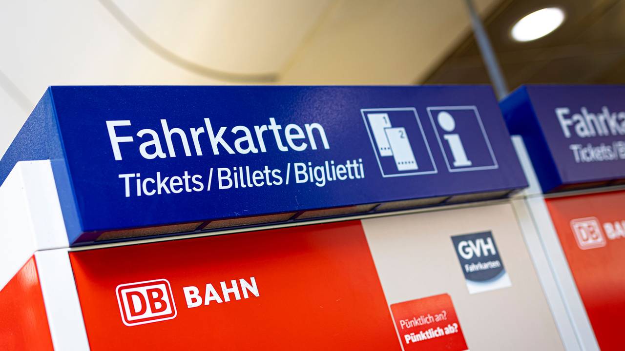 Ein Fahrkartenautomat der Deutschen Bahn steht im Hauptbahnhof.