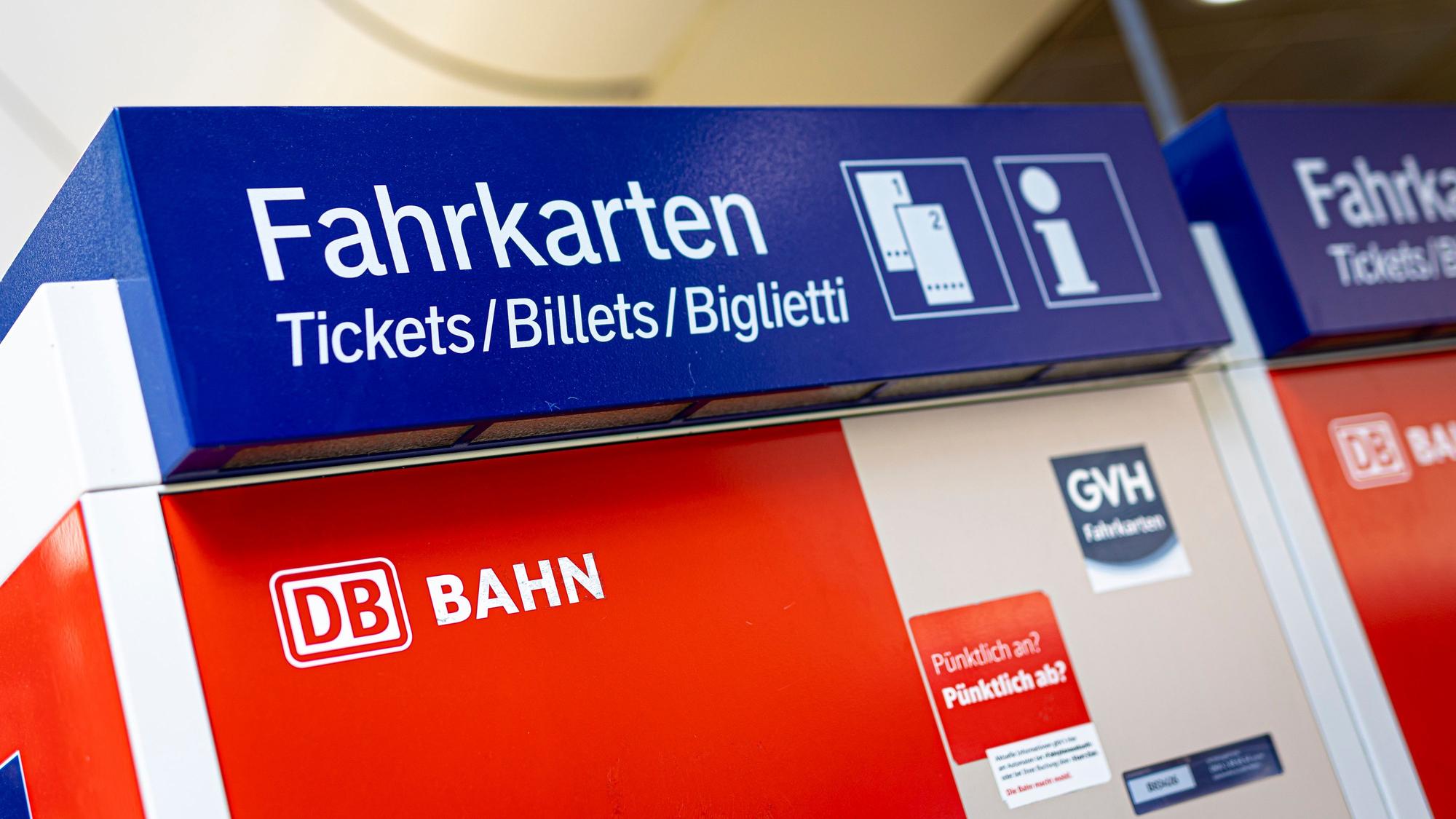 Ein Fahrkartenautomat der Deutschen Bahn steht im Hauptbahnhof.