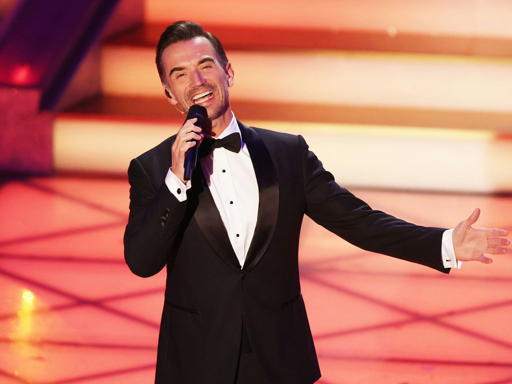 Florian Silbereisen singt im Smoking.