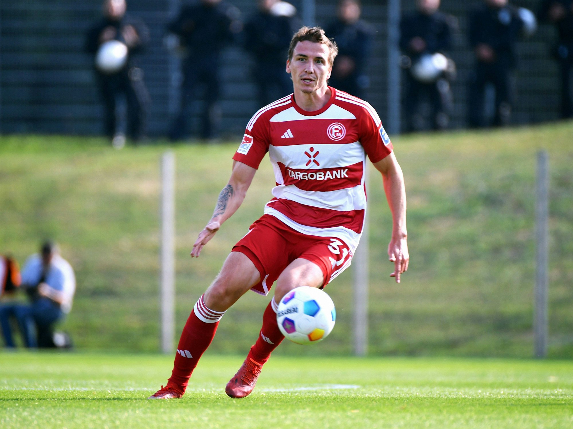 Marcel Sobottka führt den Ball im Spiel gegen den VfL Bochum.