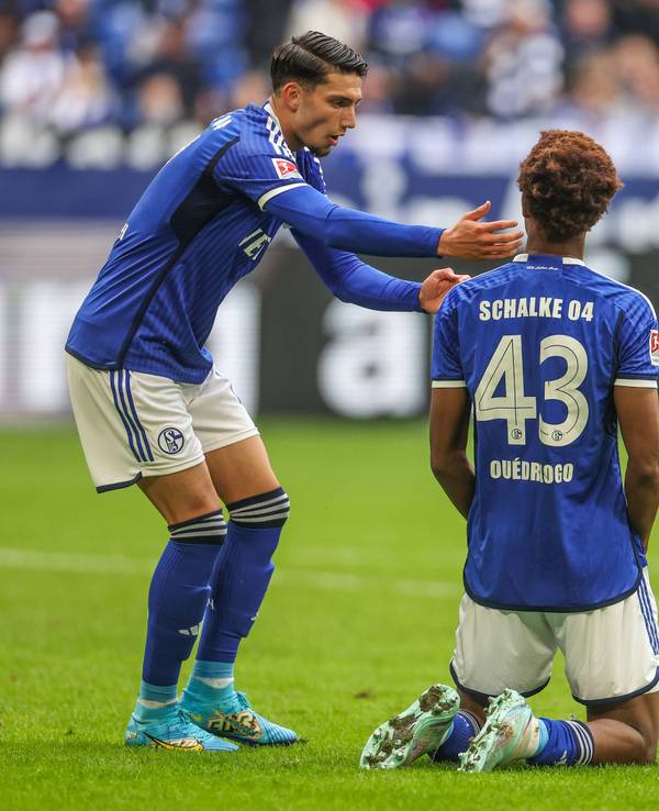 Schalkes Yusuf Kabadayi (l.) und Assan Ouedraogo am 8. Oktober 2023 bei der Niederlage gegen Hertha BSC.