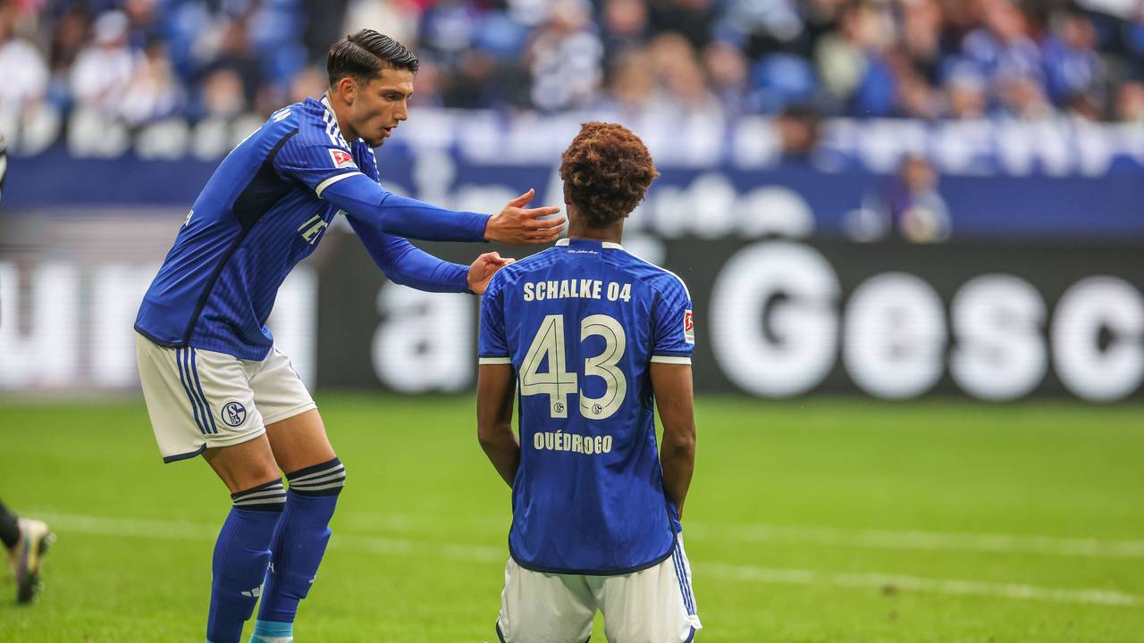 Schalkes Yusuf Kabadayi (l.) und Assan Ouedraogo am 8. Oktober 2023 bei der Niederlage gegen Hertha BSC.