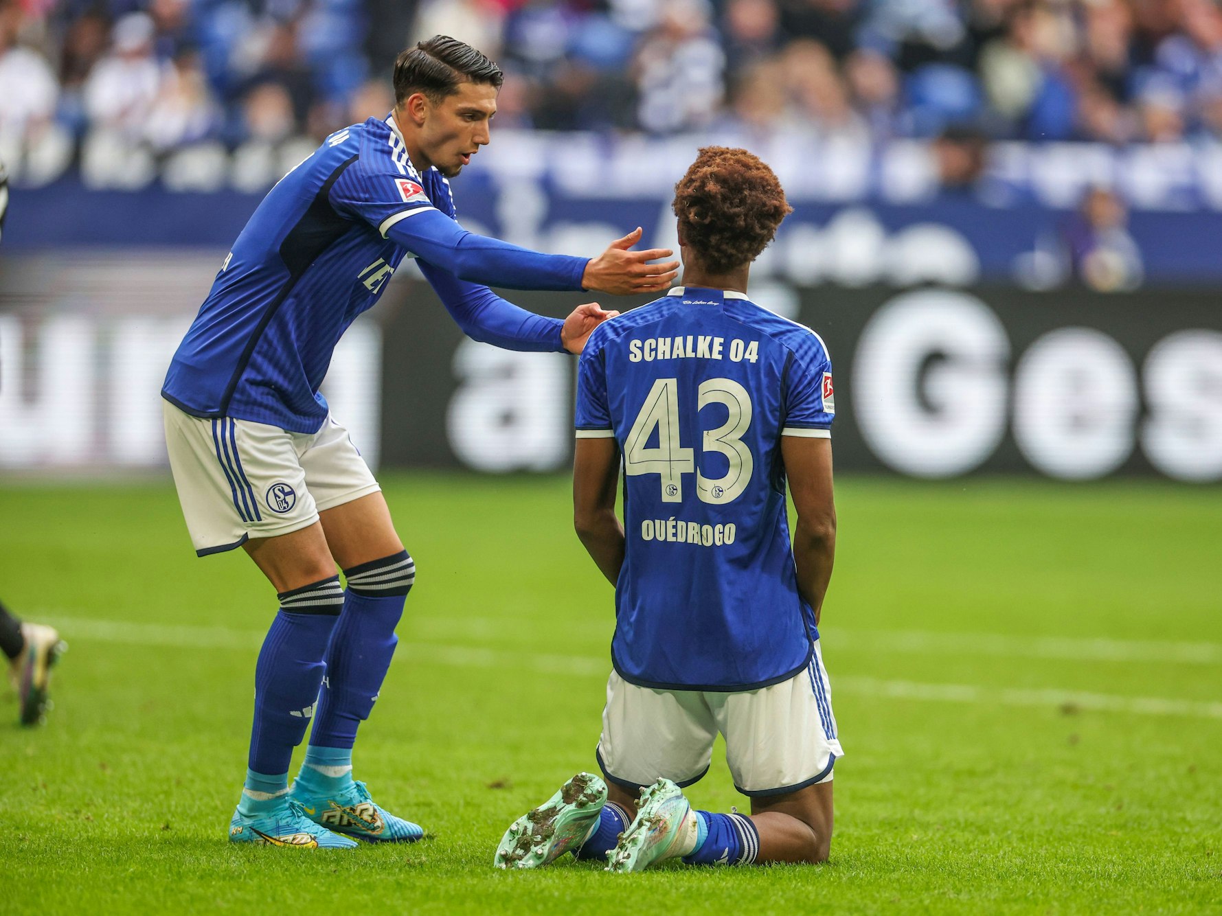 Schalkes Yusuf Kabadayi (l.) und Assan Ouedraogo am 8. Oktober 2023 bei der Niederlage gegen Hertha BSC.
