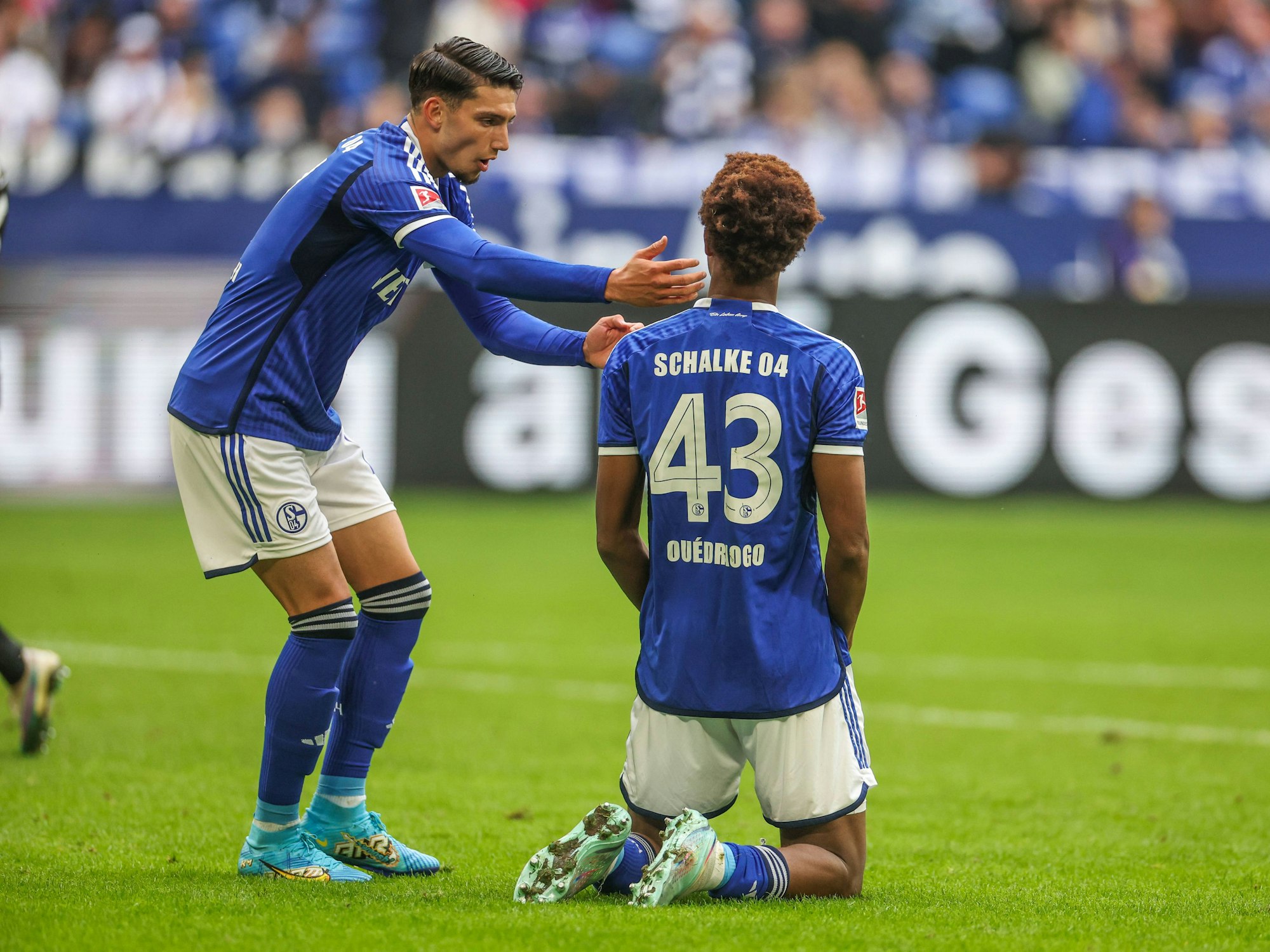 Schalkes Yusuf Kabadayi (l.) und Assan Ouedraogo am 8. Oktober 2023 bei der Niederlage gegen Hertha BSC.