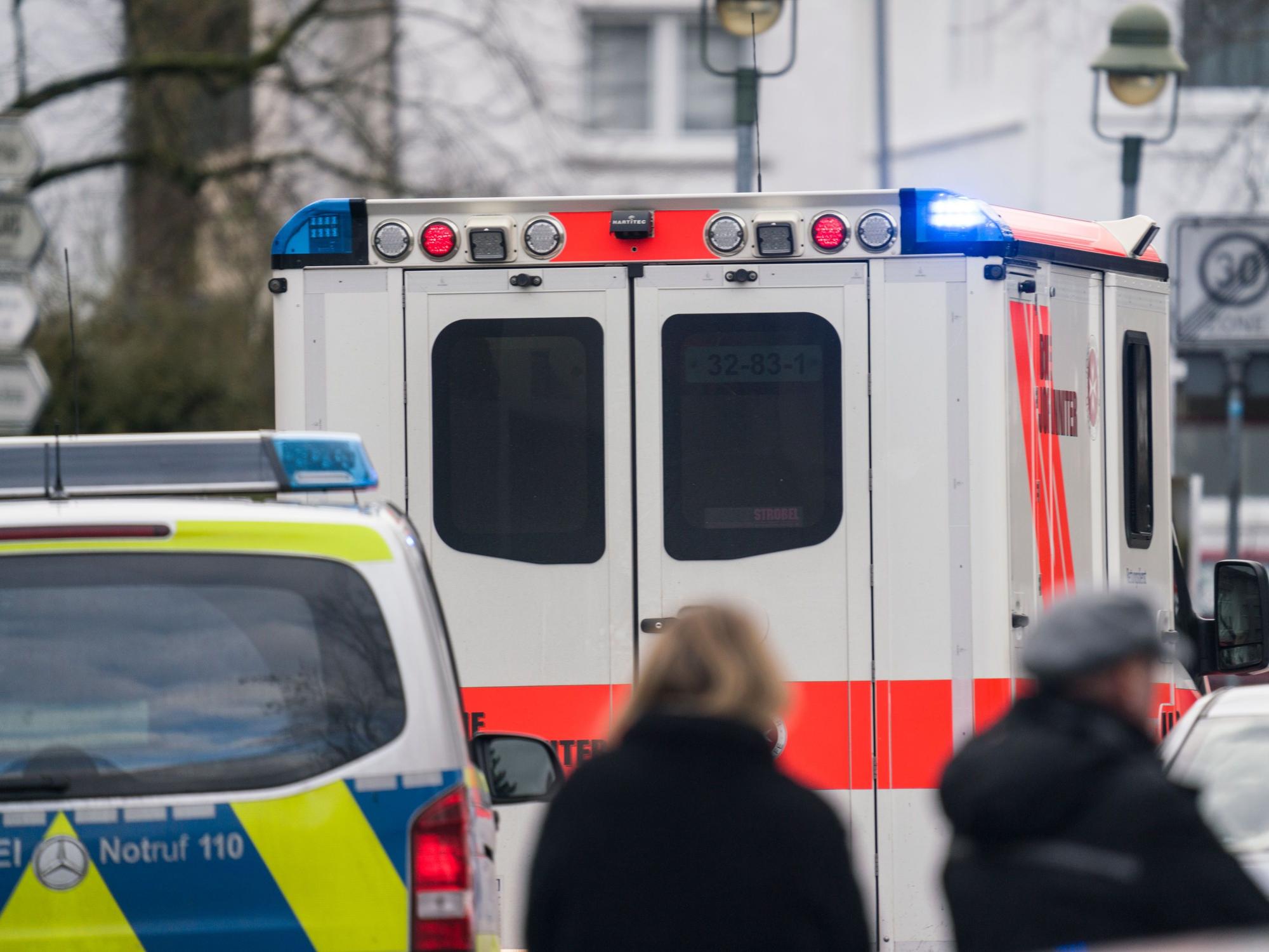 Ein Rettungswagen steht vor einem Streifenwagen.