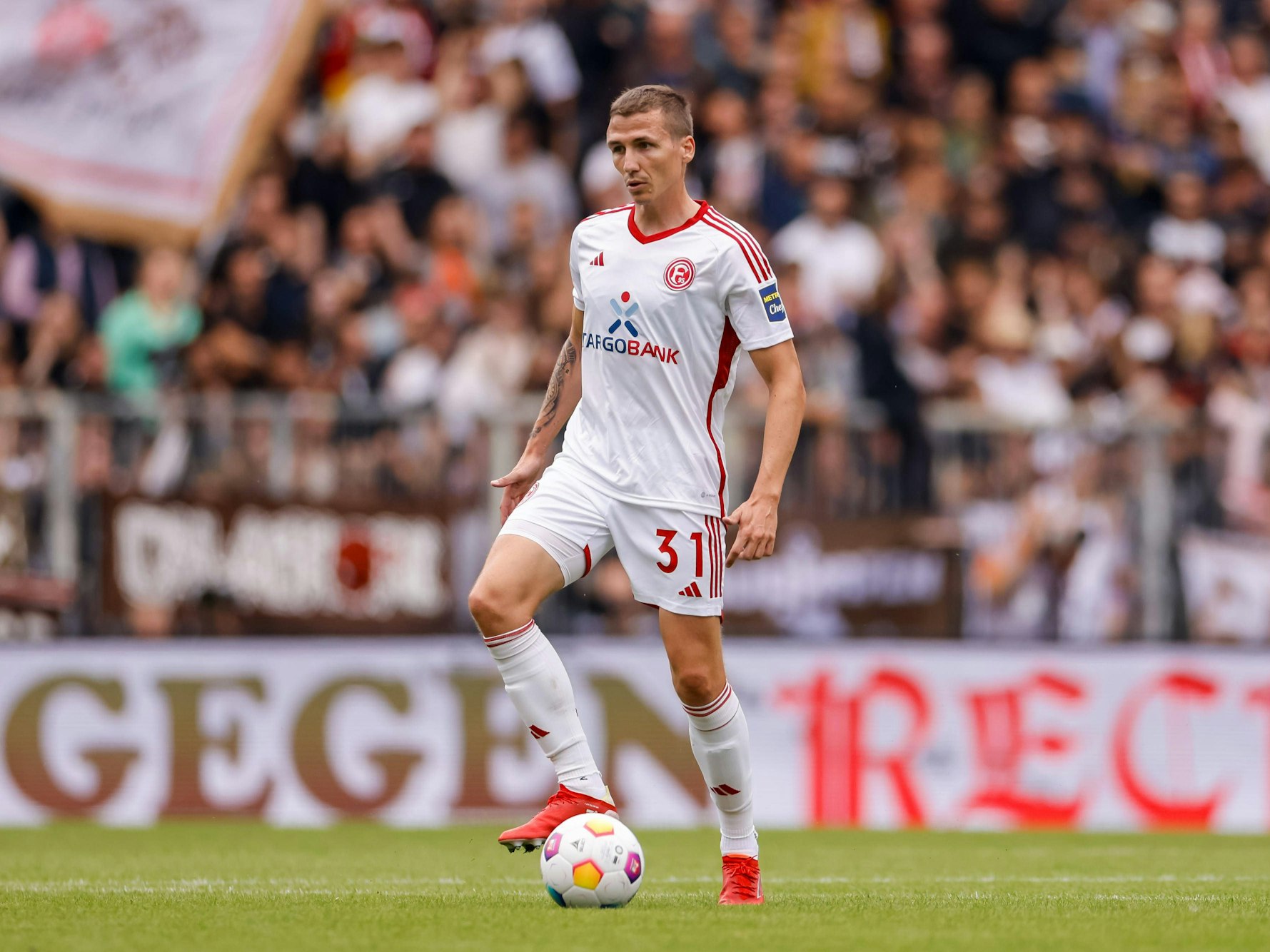 Fortuna Düsseldorfs Marcel Sobottka führt den Ball im Spiel beim FC St. Pauli.